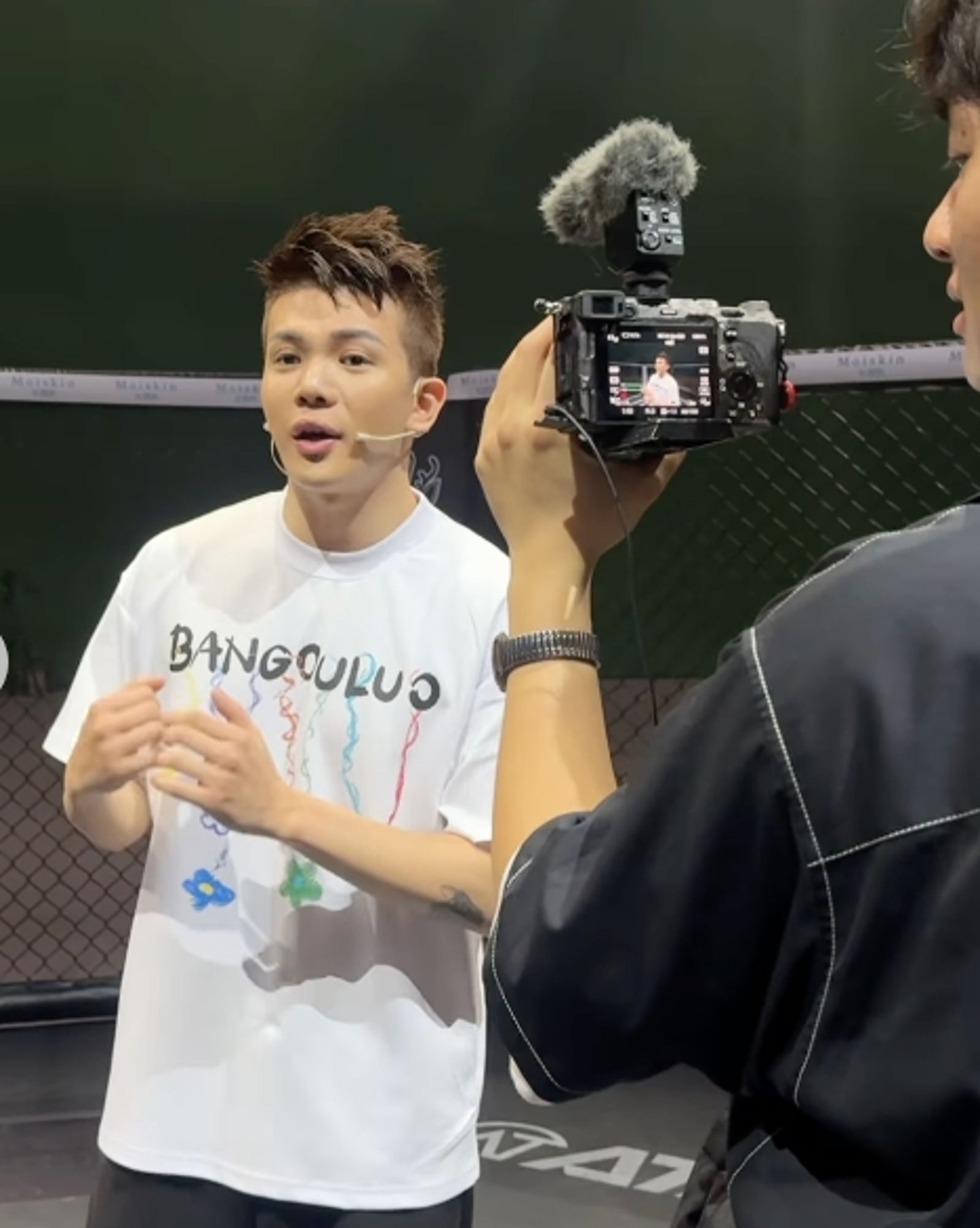 孫生在擂台上拍攝影片。翻攝孫生IG
