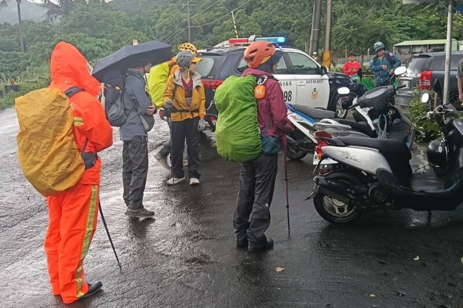 「3人都有數十年經驗」仍遭虎頭蜂圍攻!登山隊勘路疑2死1傷…協會回應了
