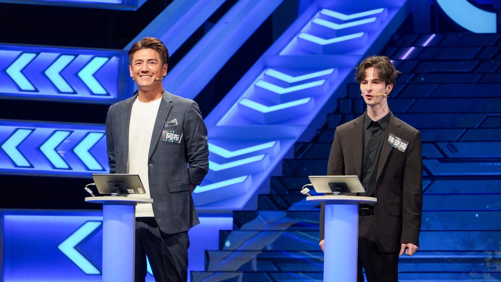 阿布(左)與《中文怪物》爆紅的陳安陽同上節目。公視提供