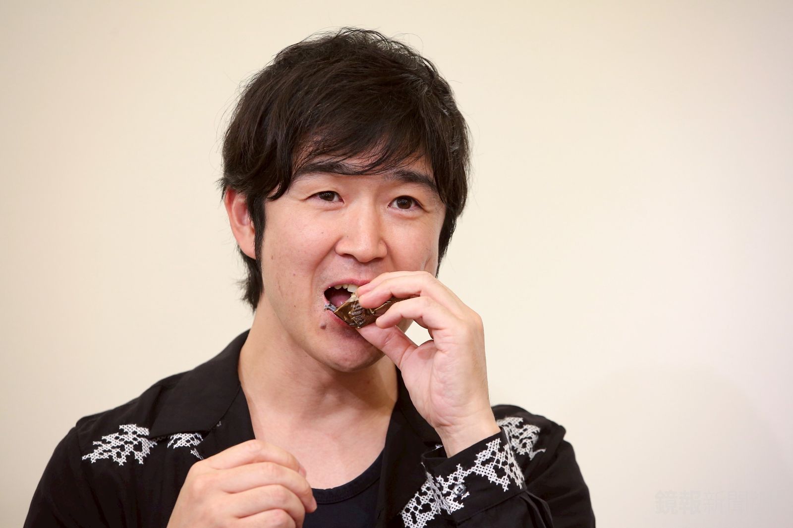 藤卷亮太開箱寶島零食　讚牛軋糖「好吃」：要去跑馬拉松了