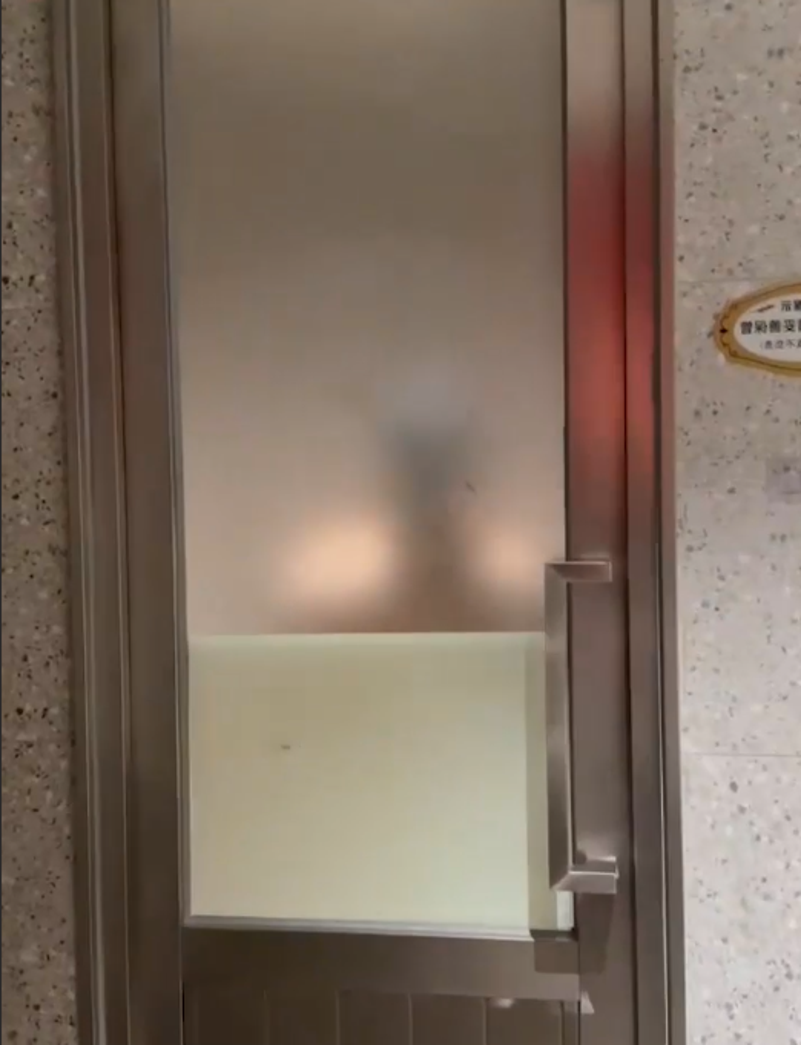 但廁所的霧面玻璃透出肉體交疊。圖/翻自《吃瓜網》