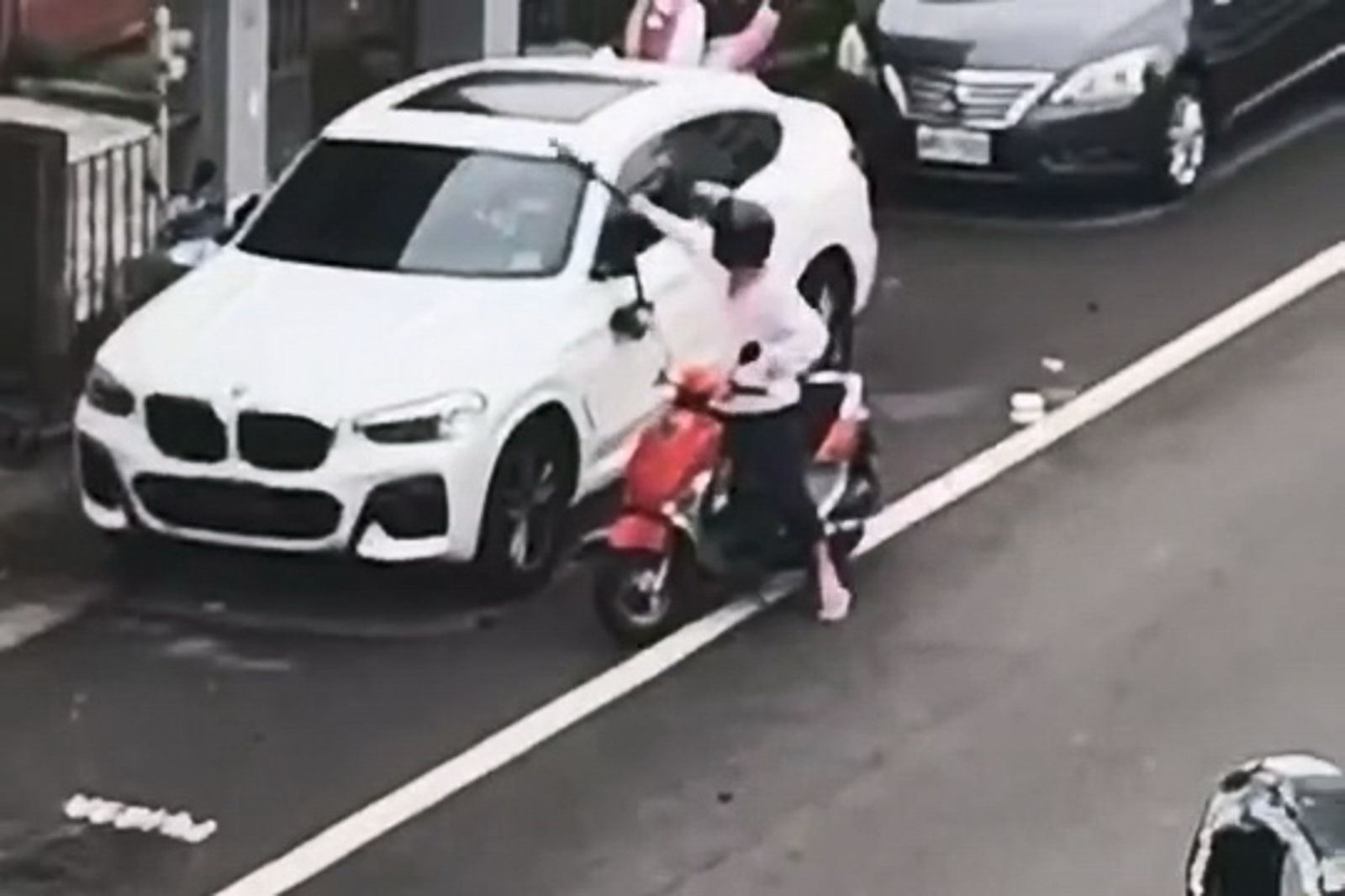 男情緒失控大暴走!連砸11車、偷15車牌還縱火 警跨2縣市抓到人了