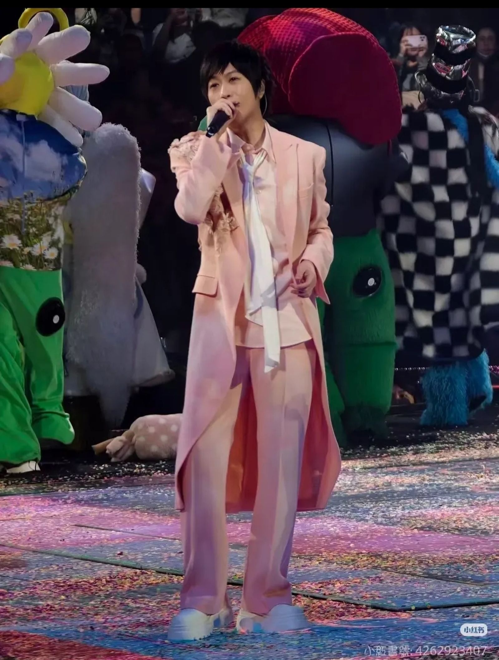 阿信19日罕見穿粉色西裝演出。翻攝小紅書