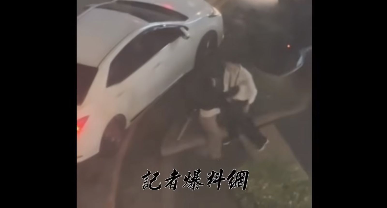 中壢「超派姐」一挑三！深夜手持球棒當街咆哮　強擄男子上車「大腳油門」消失了
