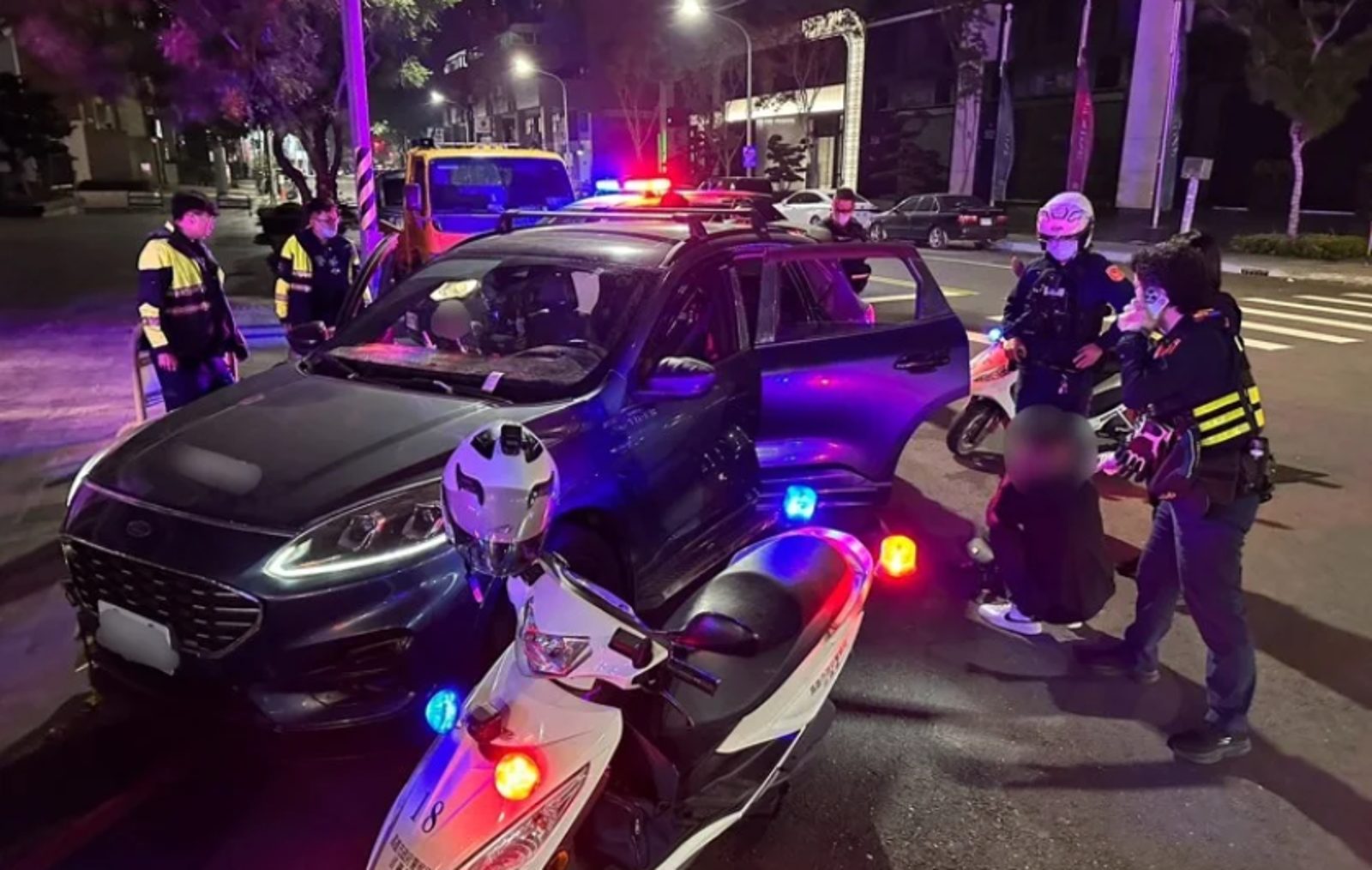 轎車紅燈越線GG了　警盤查驚見後座「全套棒球隊」軍火庫