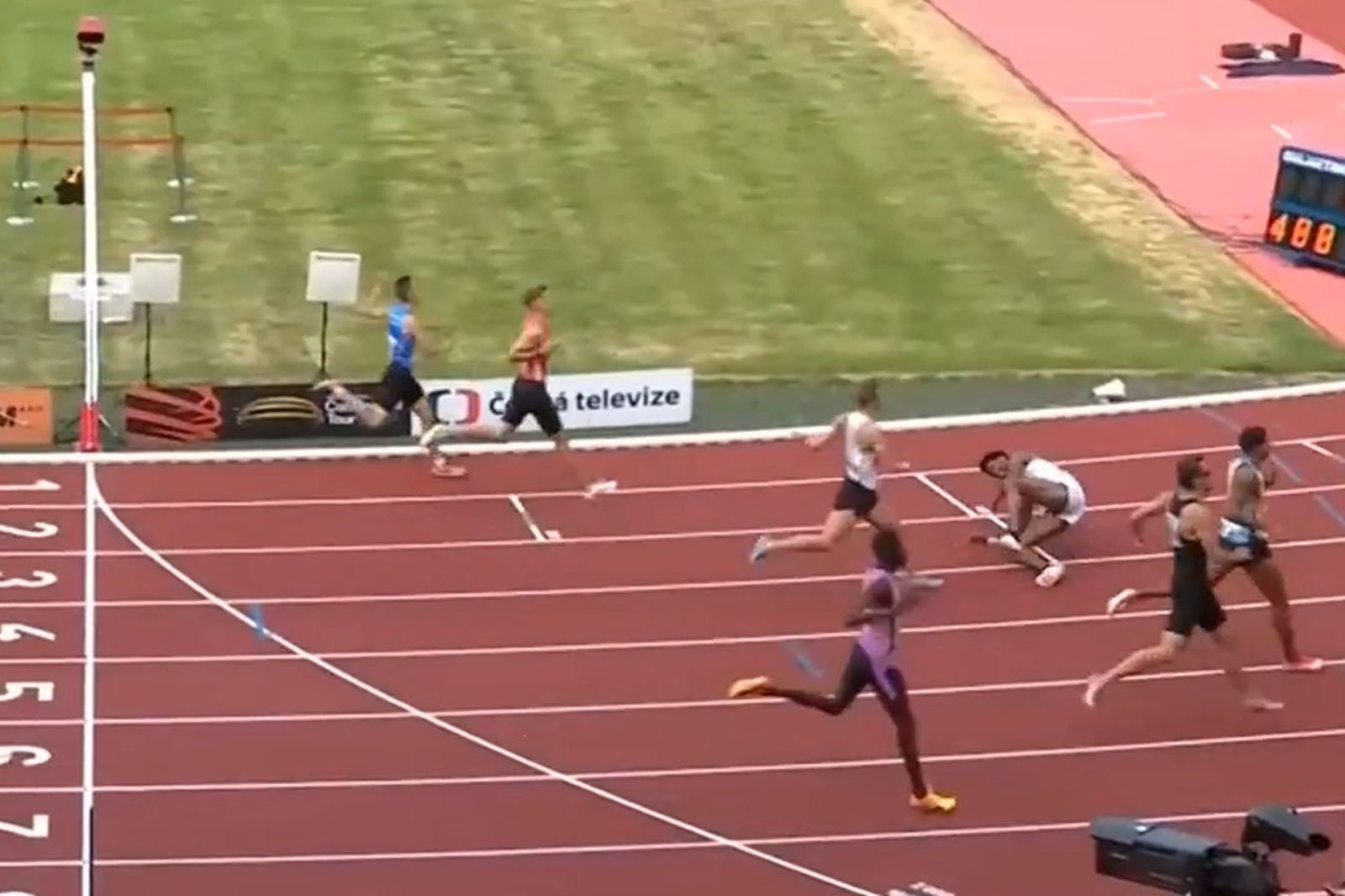 美國田徑選手羅賓遜最後衝刺時不慎跌倒,不過仍拿下冠軍。圖/翻攝自@wimderon X