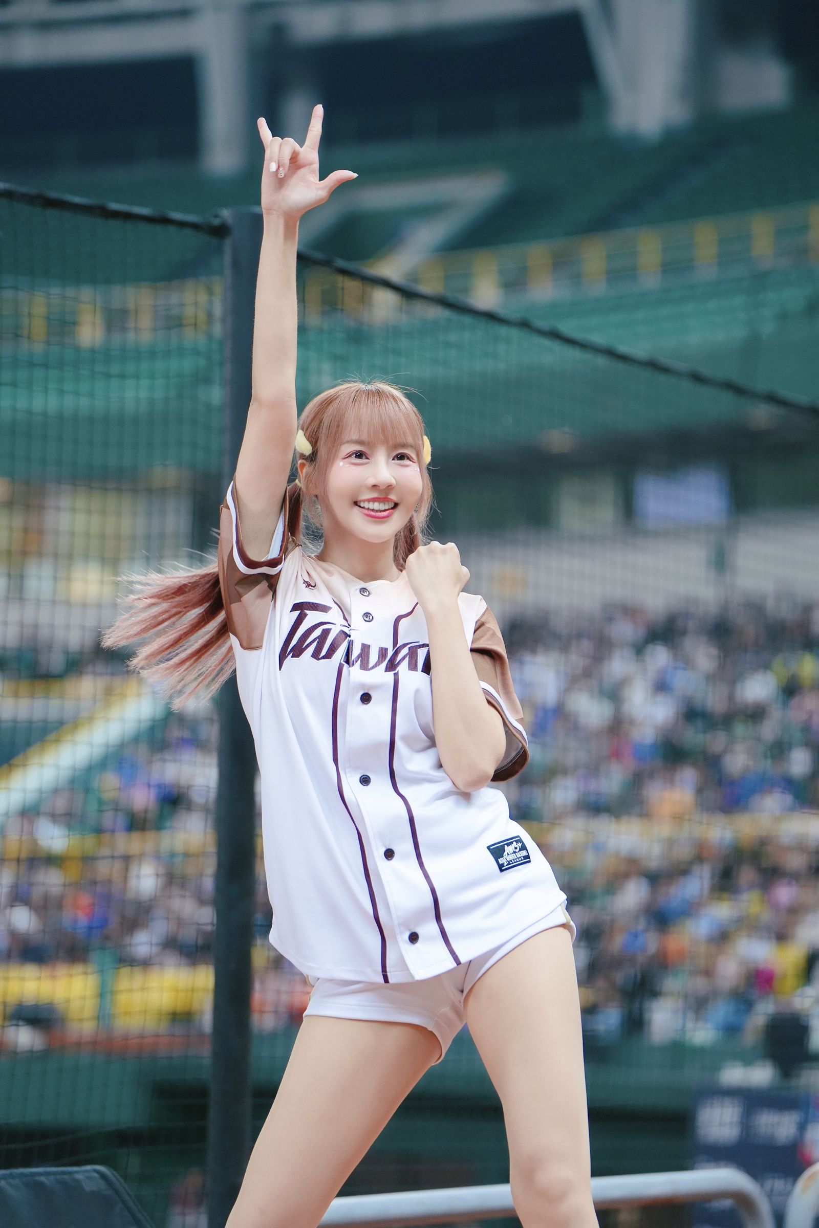 樂天女孩崔荷潾週末出席冬盟應援。樂天桃猿提供