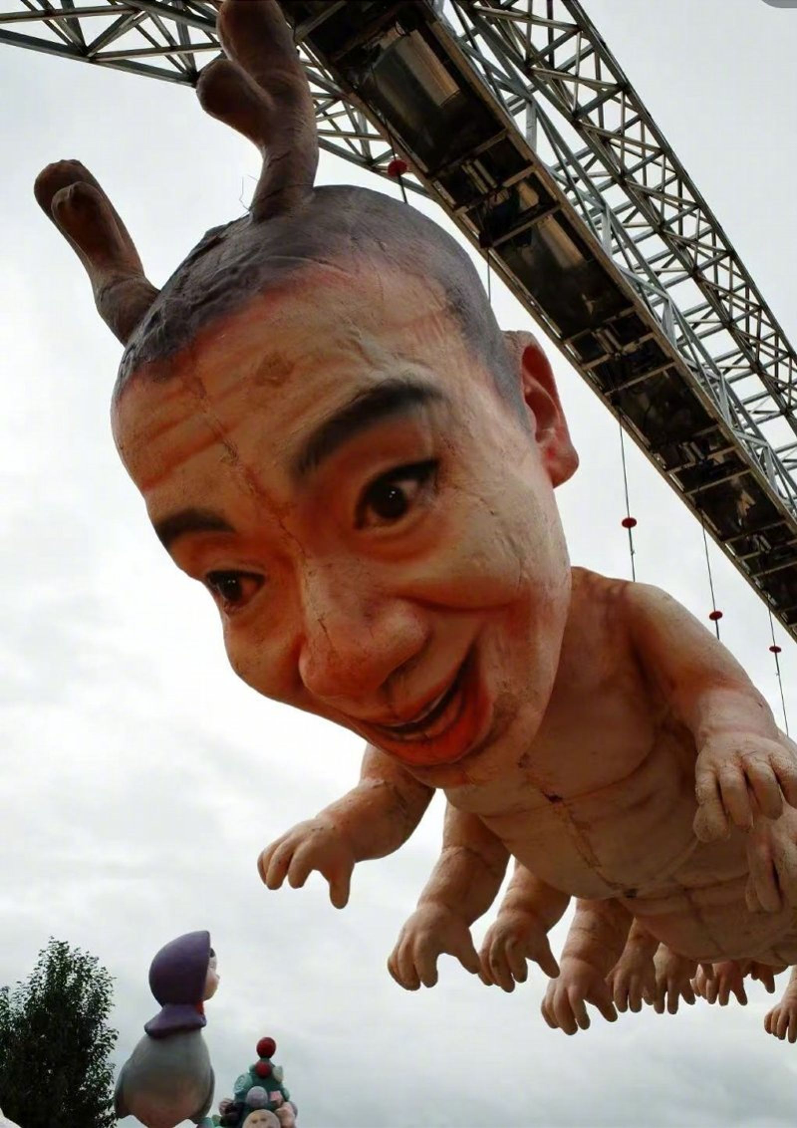 荒野之國雕塑嚇壞不少網友。圖/翻攝自微博/極目新聞