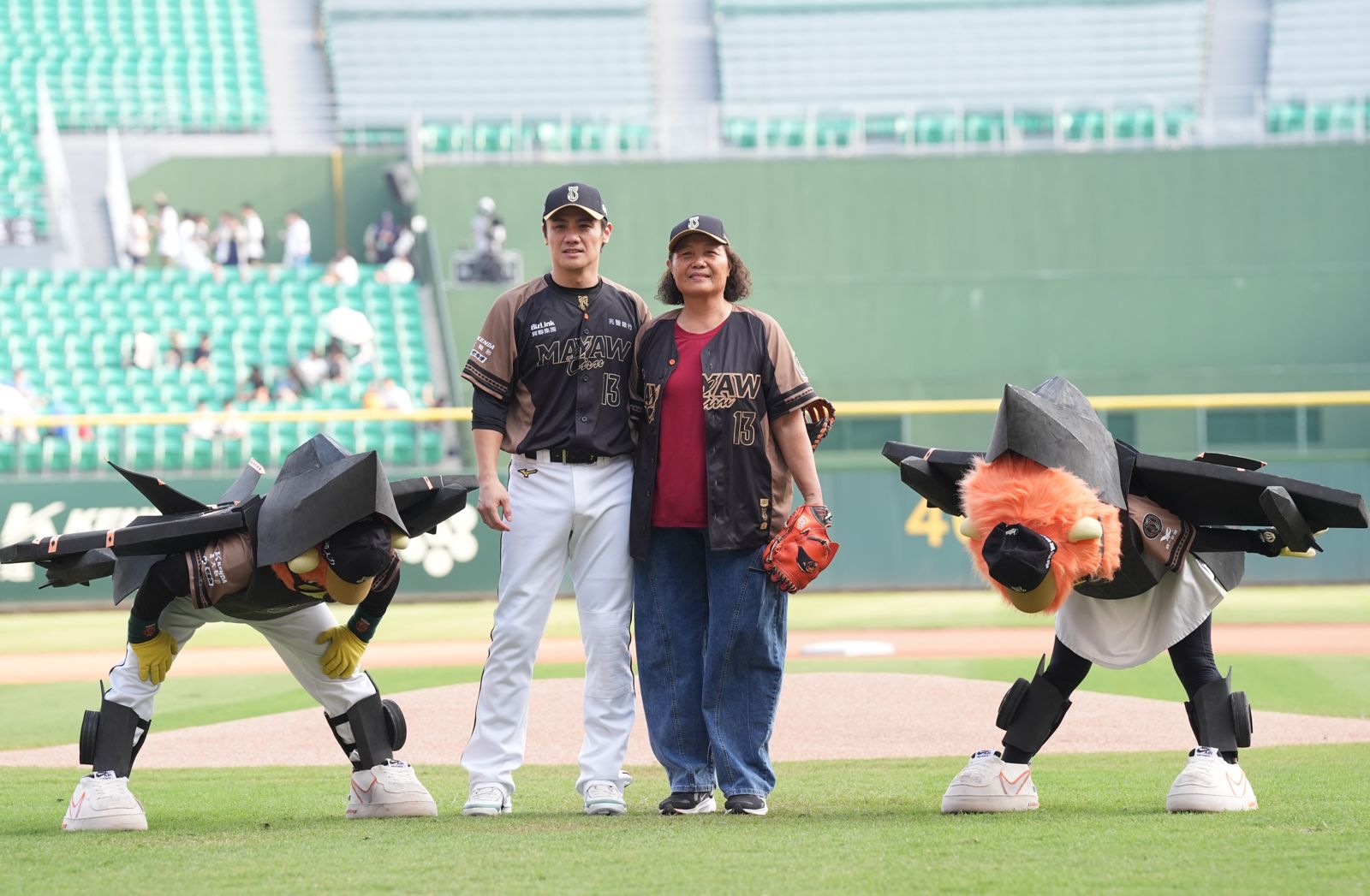 陳鏞基引退連兩天破2萬人!范國宸扮奧客敲超前安 悍將4比3險勝獅隊