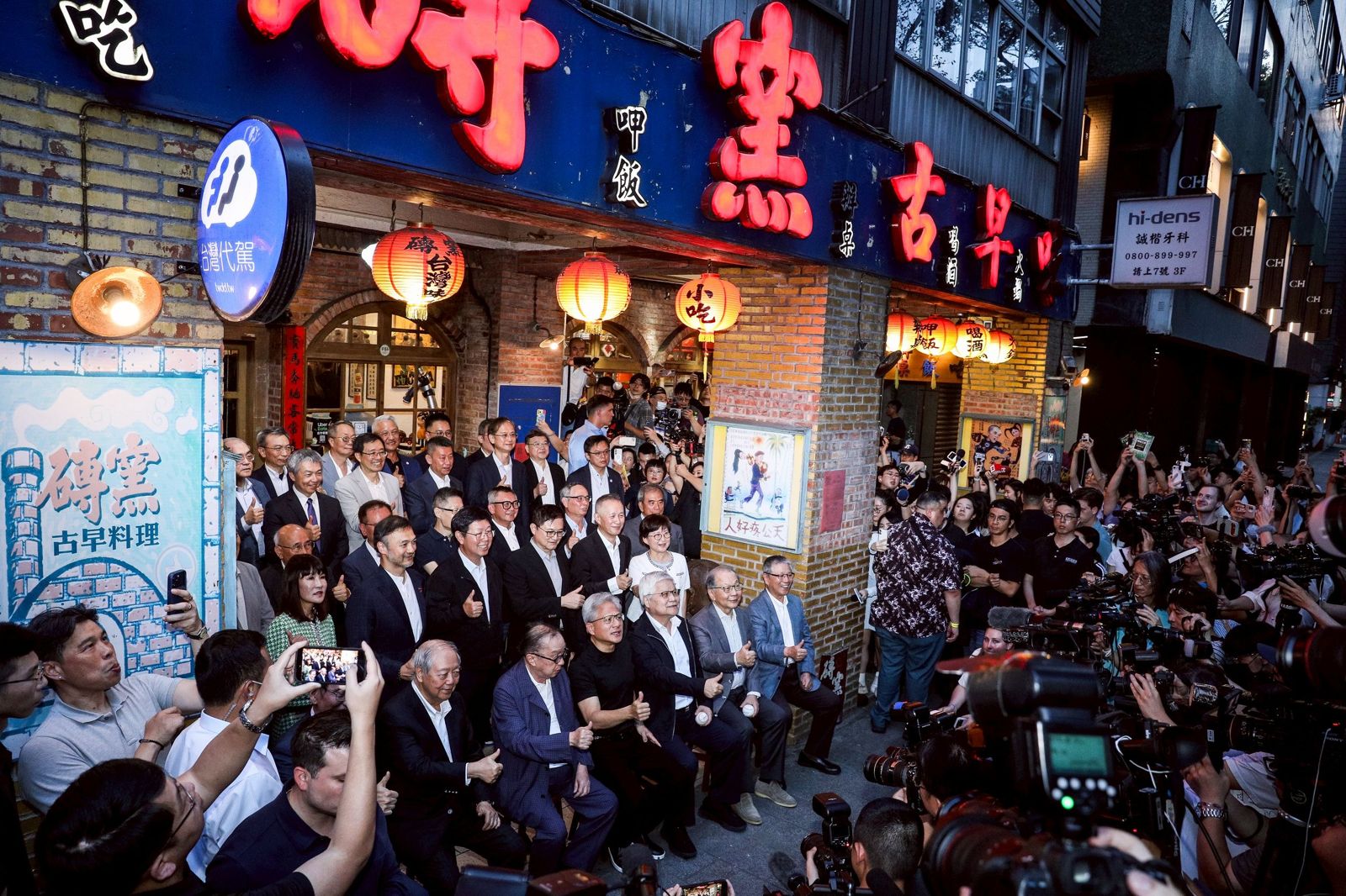 黃仁勳站上板凳謝台灣!供應鏈天團齊聚兆元宴 連本來不來的魏哲家都來了