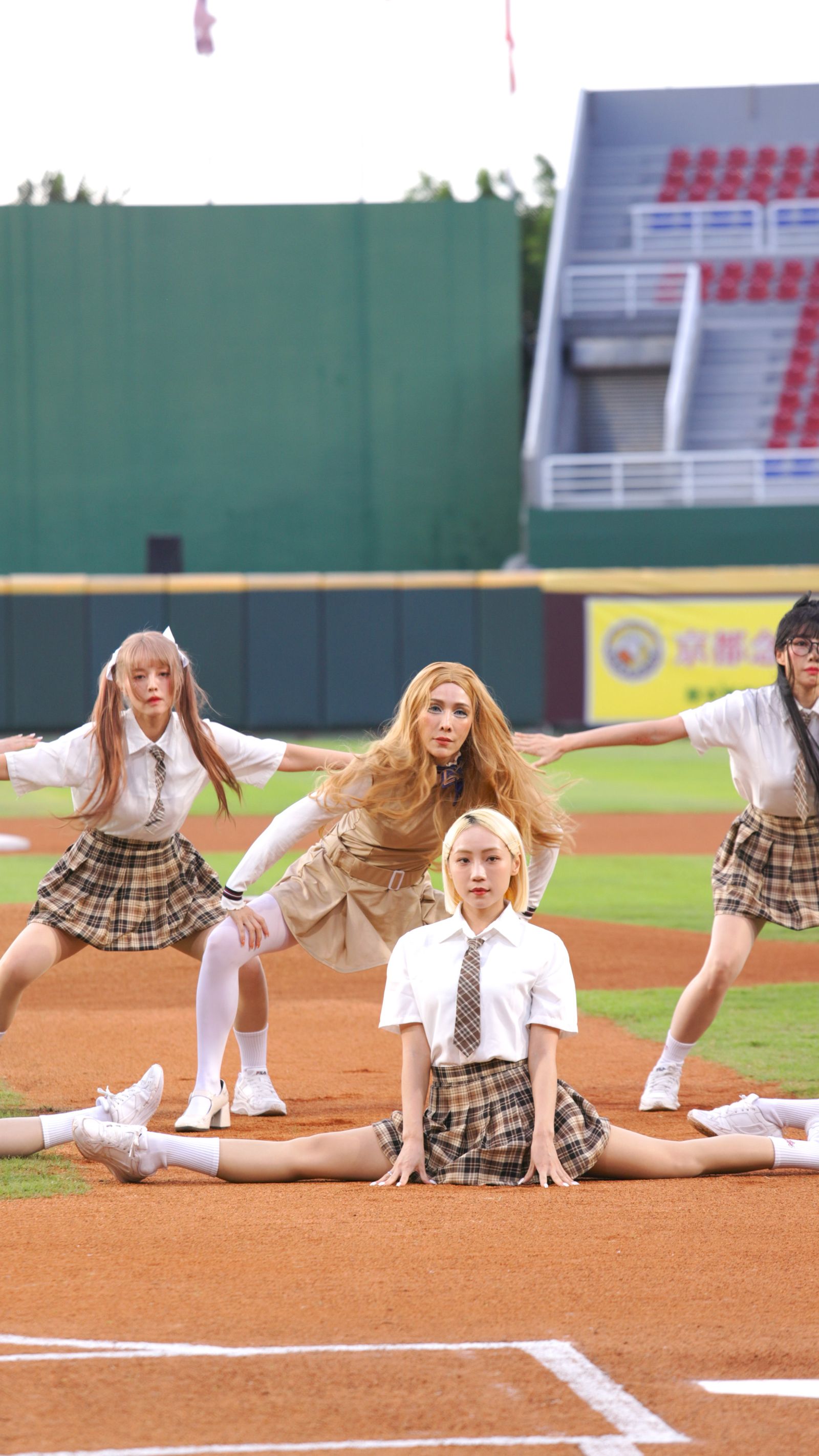 窒友梅根尬舞樂天啦啦隊女孩。UIP提供