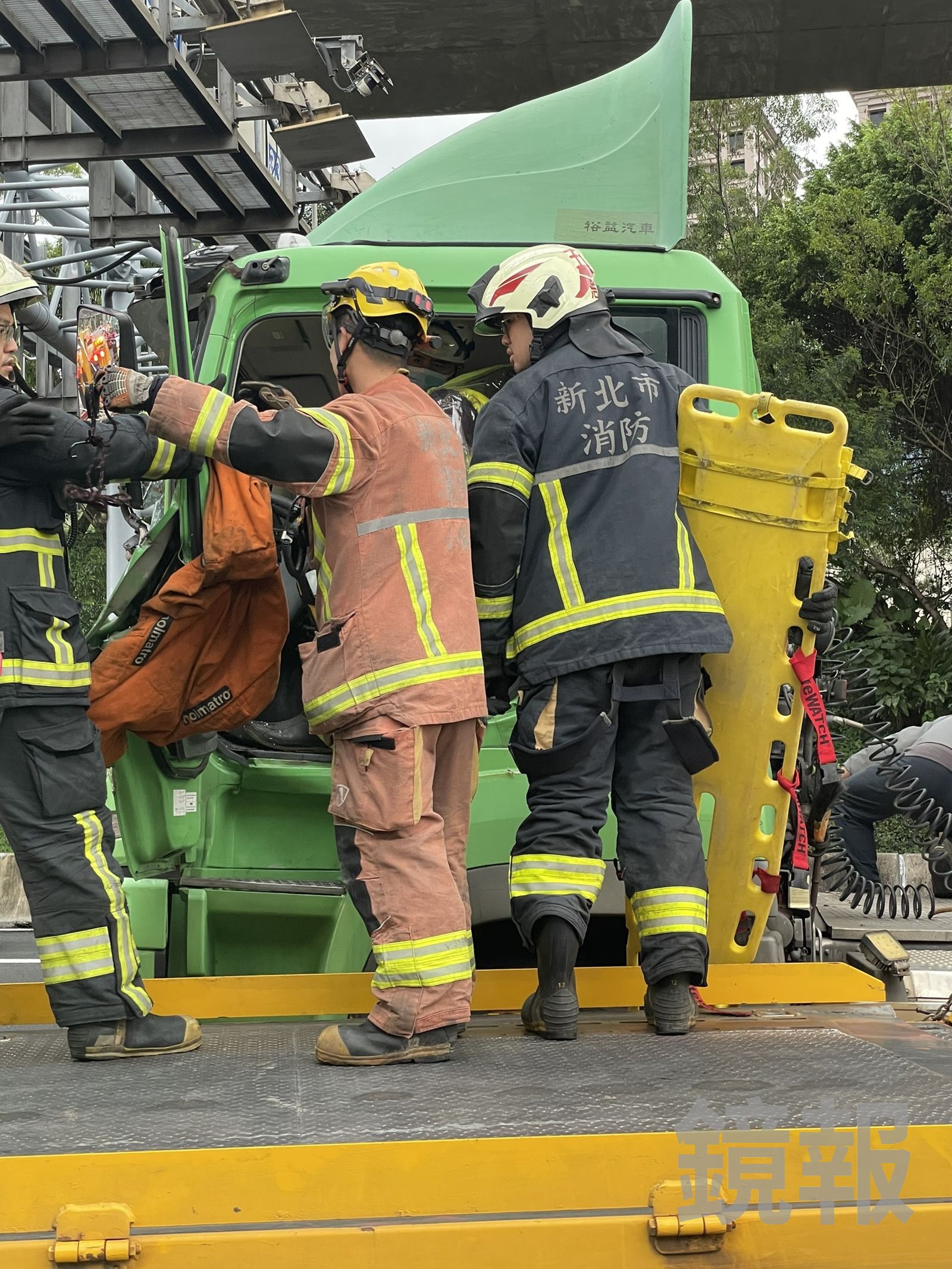 消防隊到場適應破壞工具將王姓駕駛救出後送醫治療。翻攝畫面