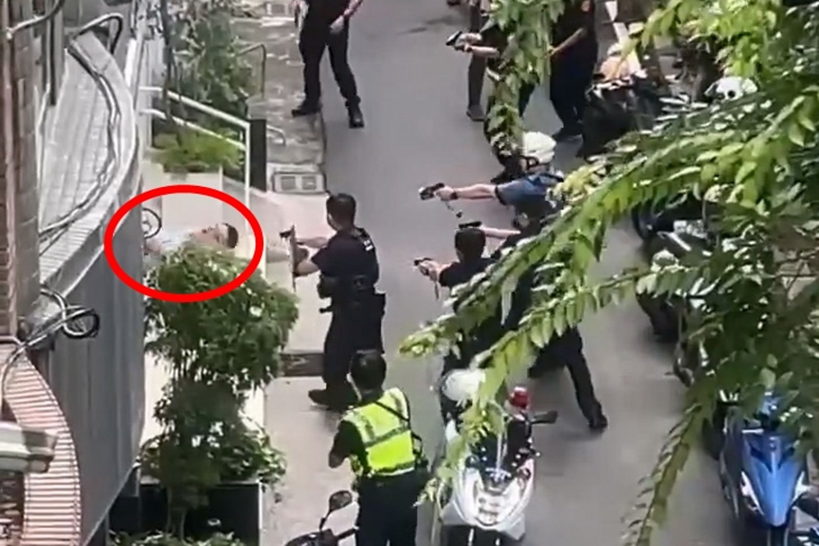 驚悚對峙畫面曝!新竹外籍男瘋砍樂器行店長10多刀 警果斷開4槍「轟爆雙腿」成功壓制