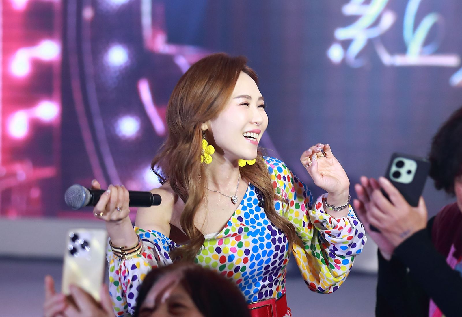 吳申梅開唱總裁尪「盯場」宣示主權 民歌天后鄭怡也來了