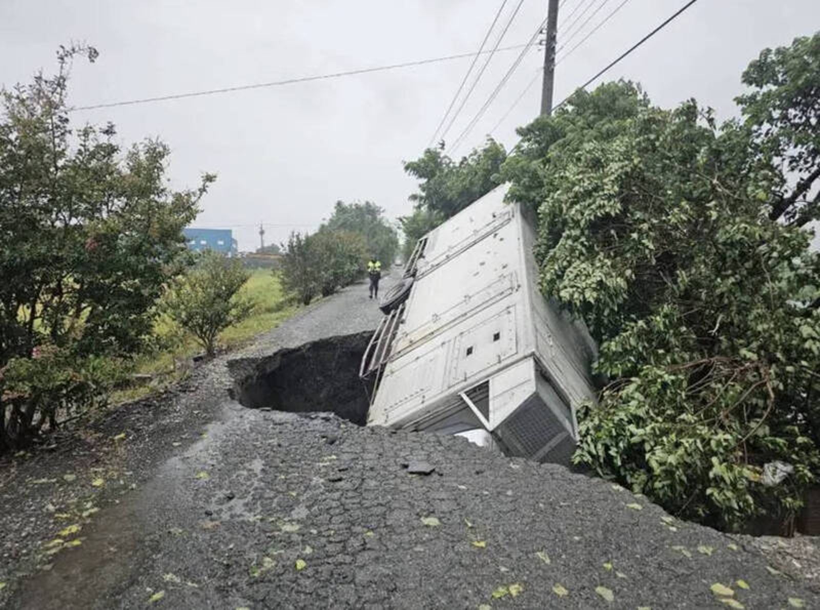 丹娜絲外圍環流暴雨狂炸彰化！　二林路有「天坑」陷大貨車