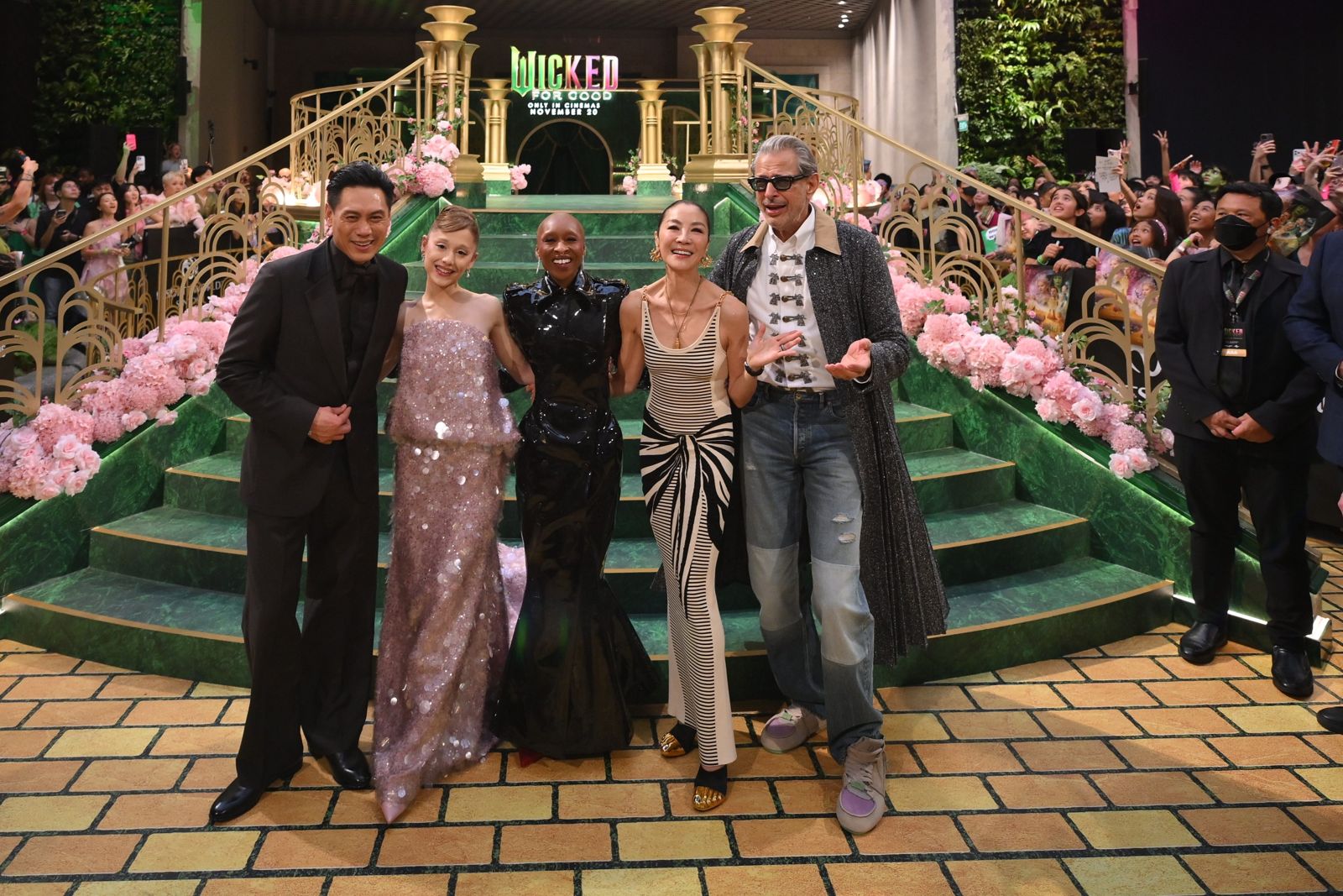 《魔法壞女巫：第二部》導演朱浩偉（左起）亞莉安娜、辛西婭艾利沃、楊紫瓊、傑夫高布倫出席粉絲見面會。UIP提供