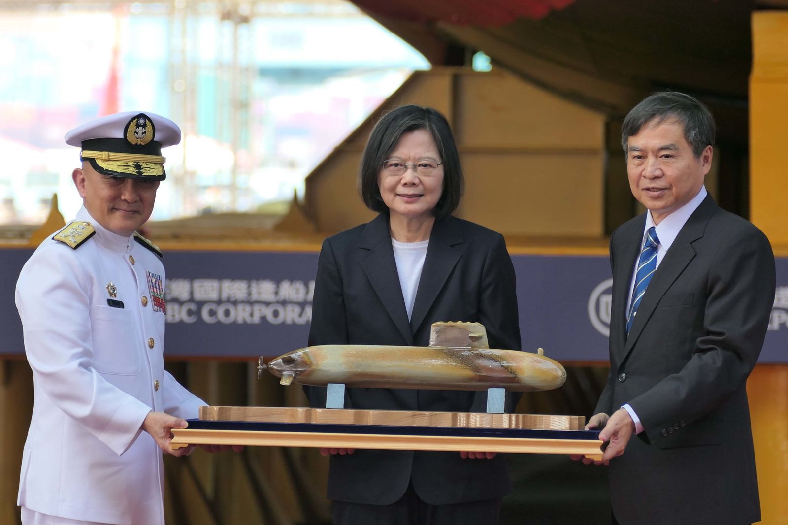 唐華（左）領導風格強勢，在海軍內部引起不小爭議。圖為他出席「潛艦國造原型艦命名暨下水典禮／總統府提供