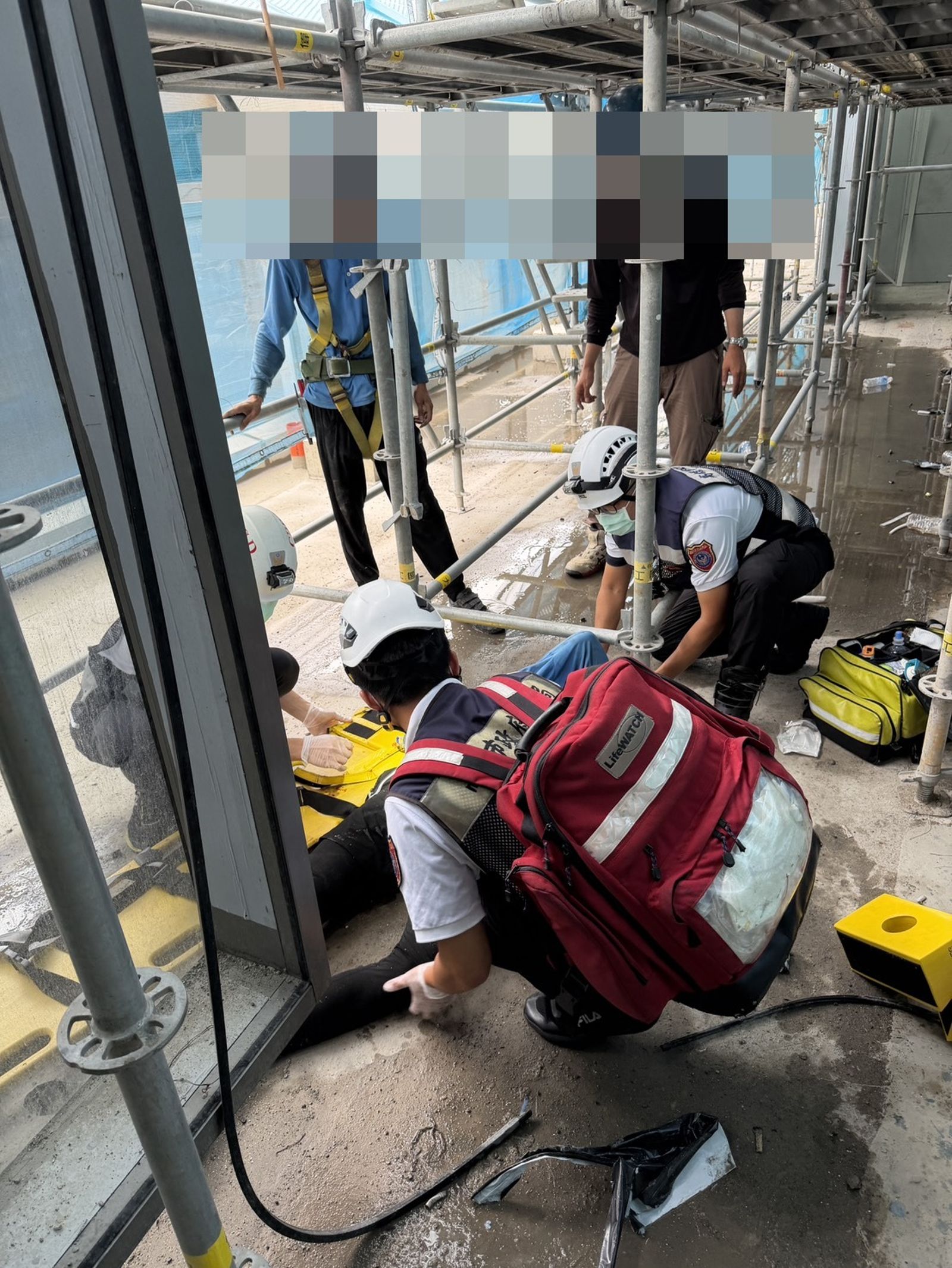 驚悚!高雄新建大樓鷹架工「17樓直墜6樓」 頭碎命危