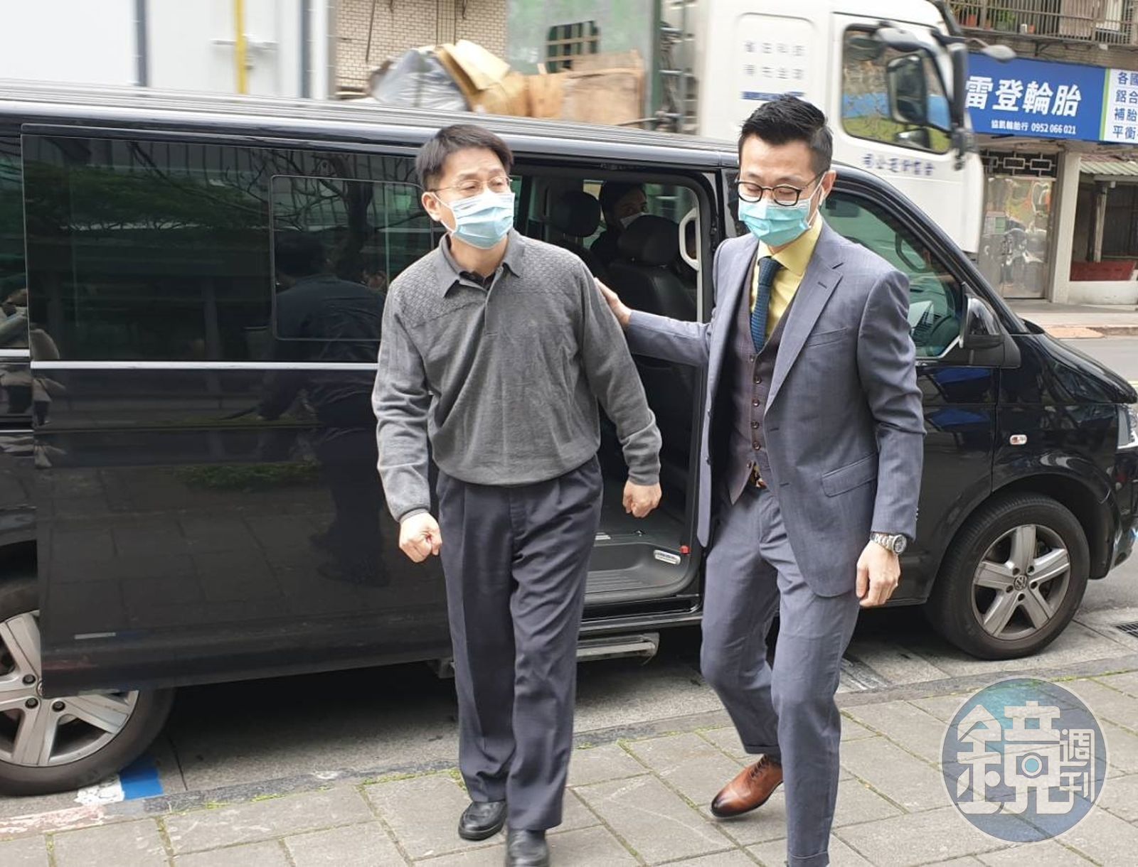 盛唐中醫負責人呂志霖(原名呂世明、圖左)被台中市政府廢止醫師證書。資料照片。圖/翻攝鏡週刊