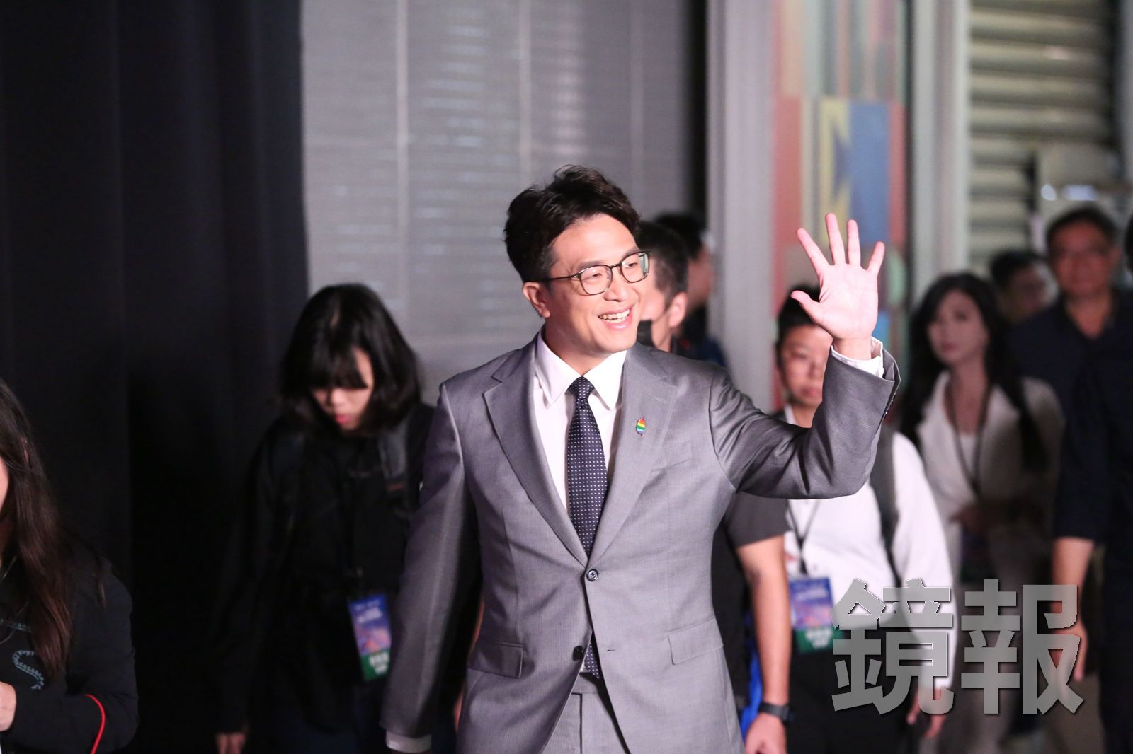 台北市長選戰首場電視辯論會今(31日)中午12時登場,民進黨台北市長候選人沈伯洋胸前佩戴「彩虹台灣」的徽章展現對同志朋友的支持。攝影李鍾泉