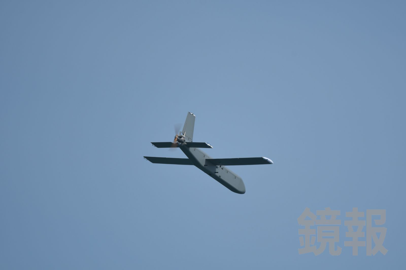 中型自殺式定翼無人機（見圖）、小型FPV攻擊無人機均為國產，由軍備局提供，在本次操演首度驗證。（圖／李奇叡攝）