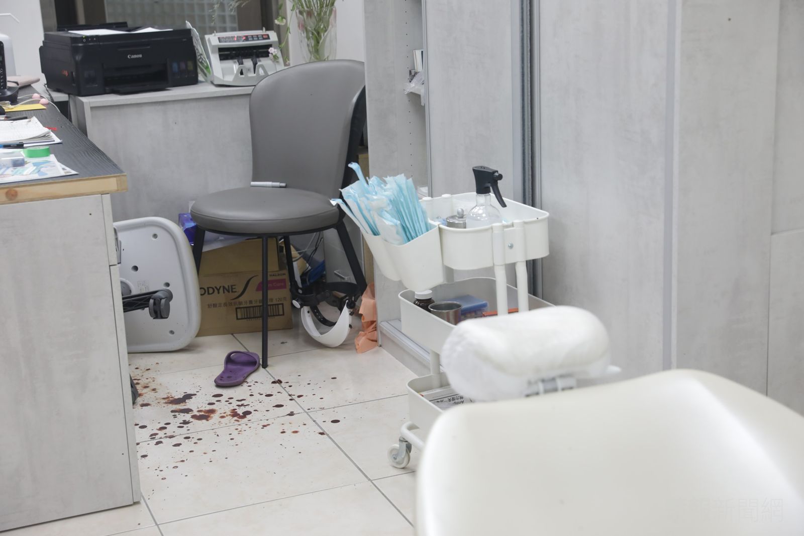 時隔數天後，牙醫診所地上班斑血跡仍讓人觸怵目心驚。林煒凱攝
