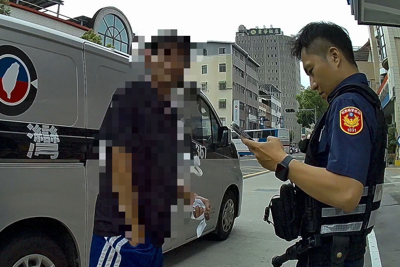 警方盤查持刀男子。民眾提供