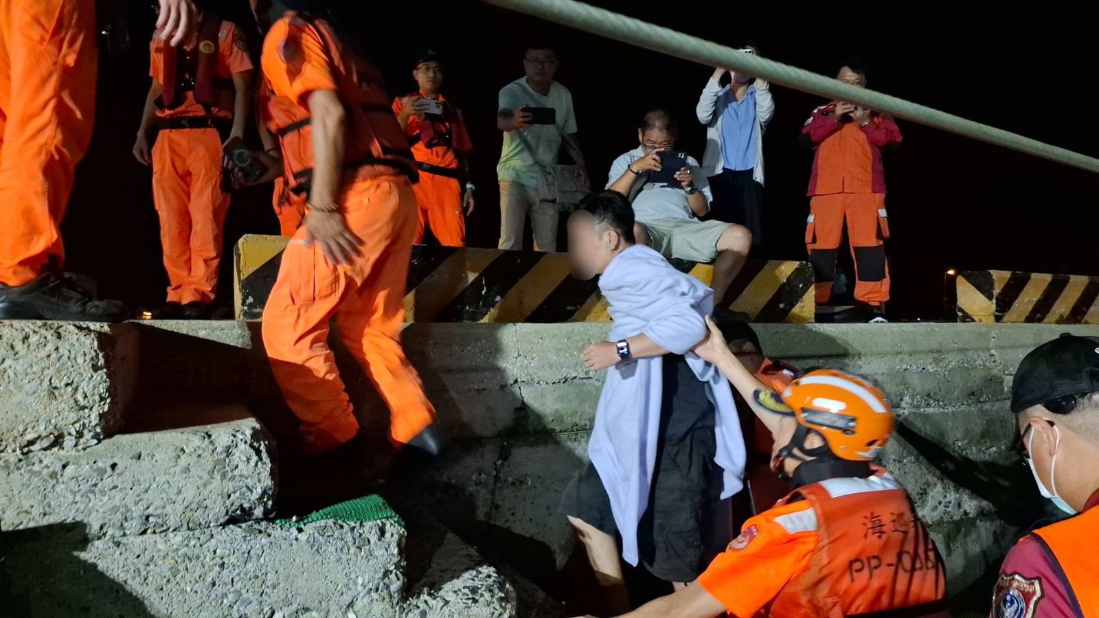 有片／戲水變海漂！遊客上不了岸海漂5小時　被澎湖海巡救上岸送醫