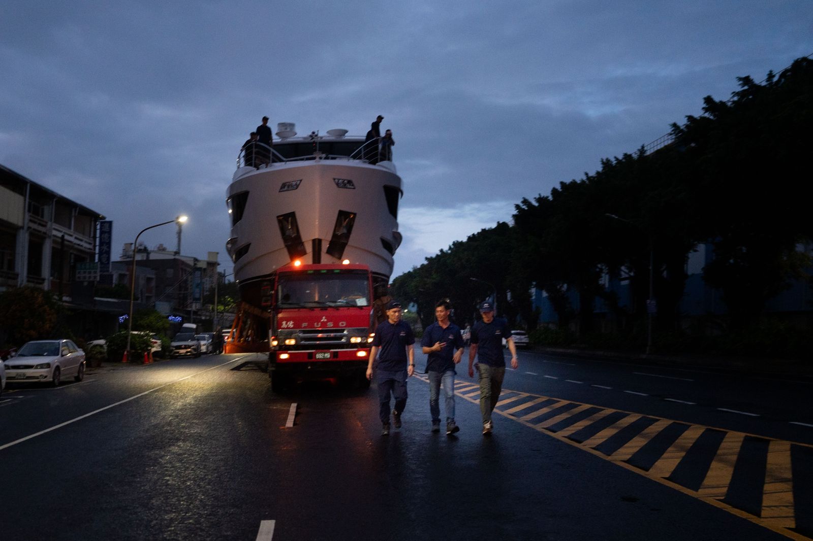 《歐吉桑騎士》陸上行舟，凌晨時分。公視提供