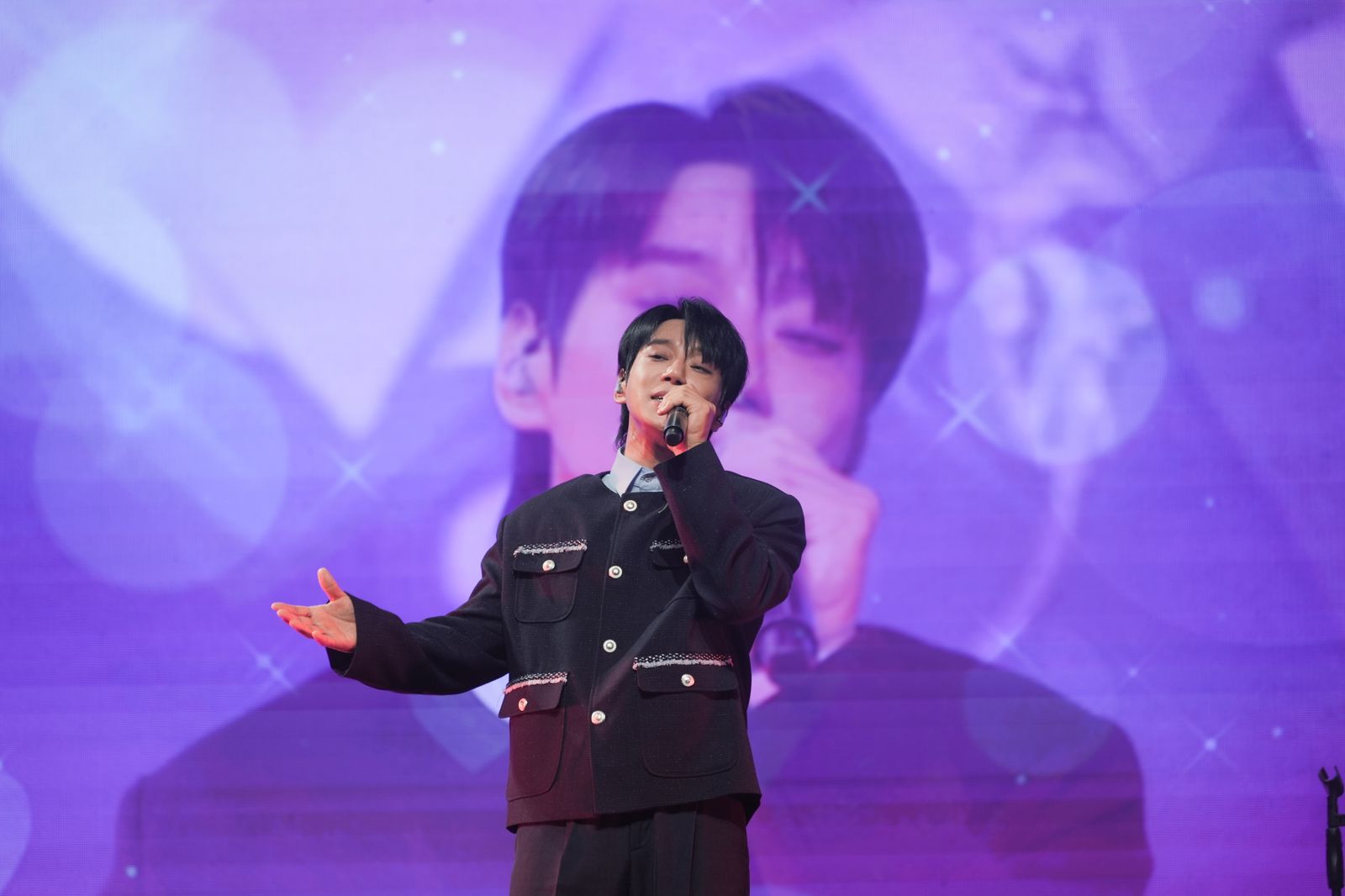 黃致列丟毛巾女粉暴動！　台北開唱大飆中文歌