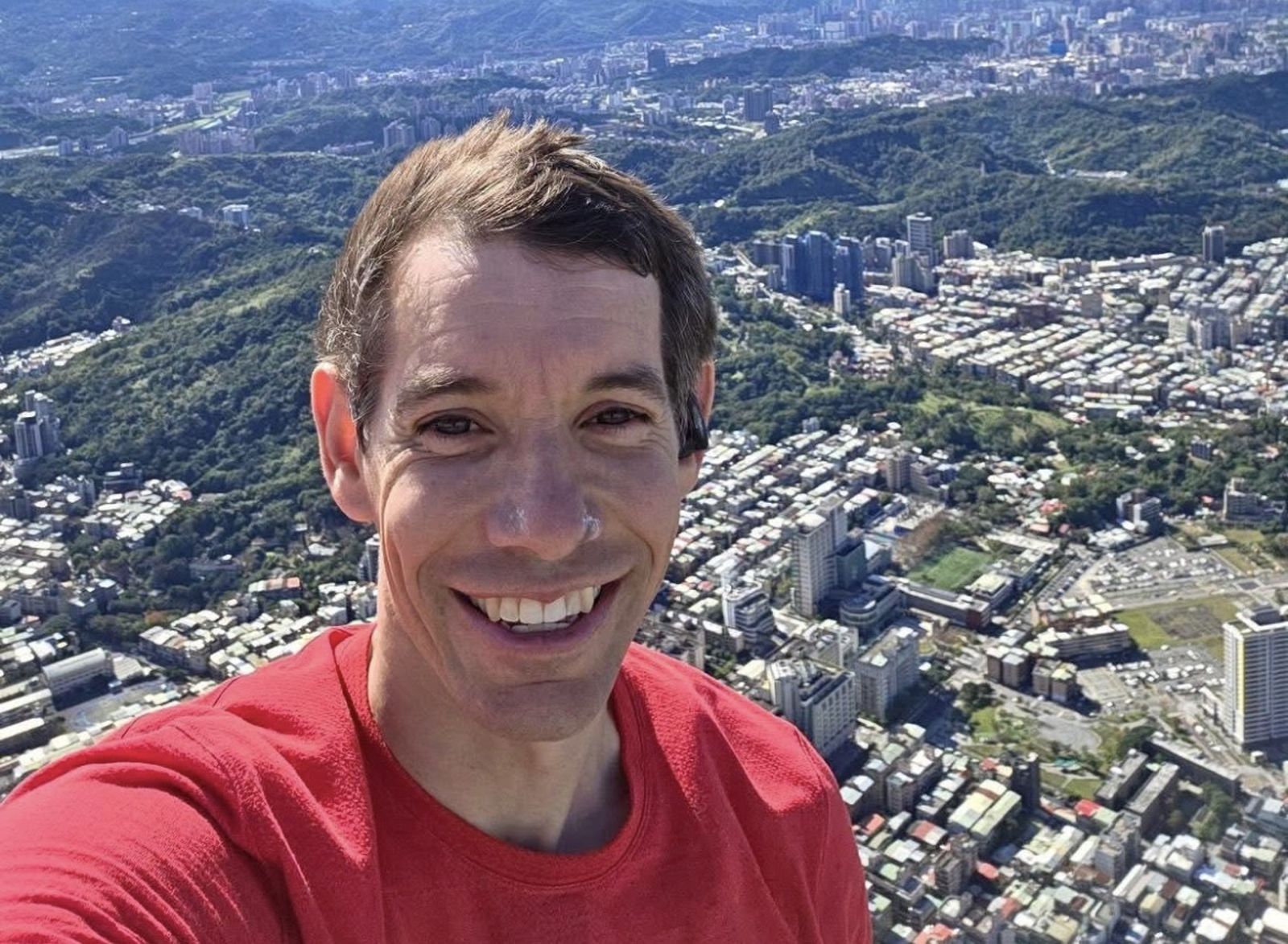 霍諾德曬101頂端自拍照!首發文嗨喊「太狂的挑戰」 5萬人朝聖台北市景盡收眼底