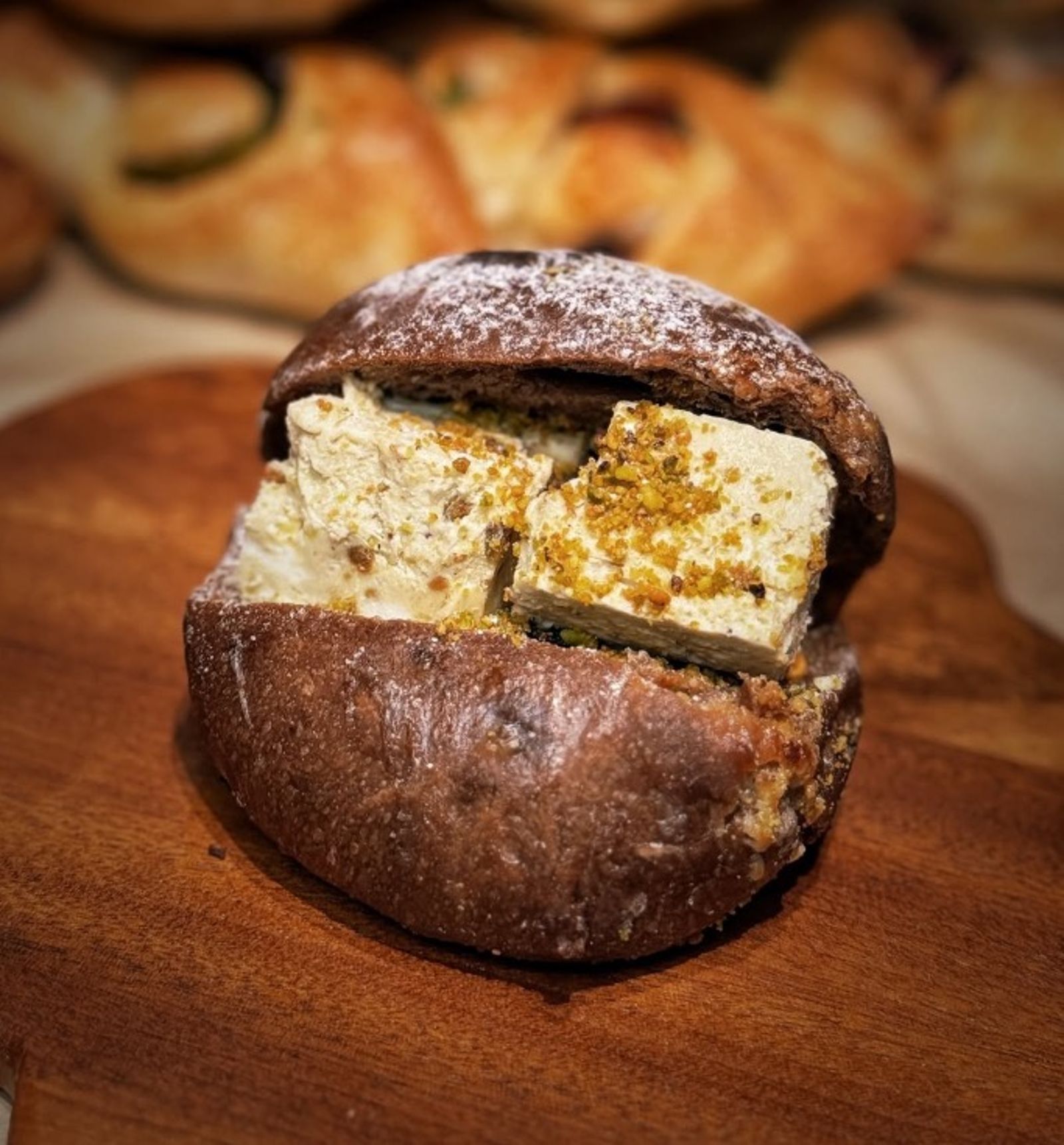 「榛巧開心果」使用黑巧克力和白巧克力融合而成,再配上乳酪與開心果醬,創造出豐富的層次感。(巢屋供圖)