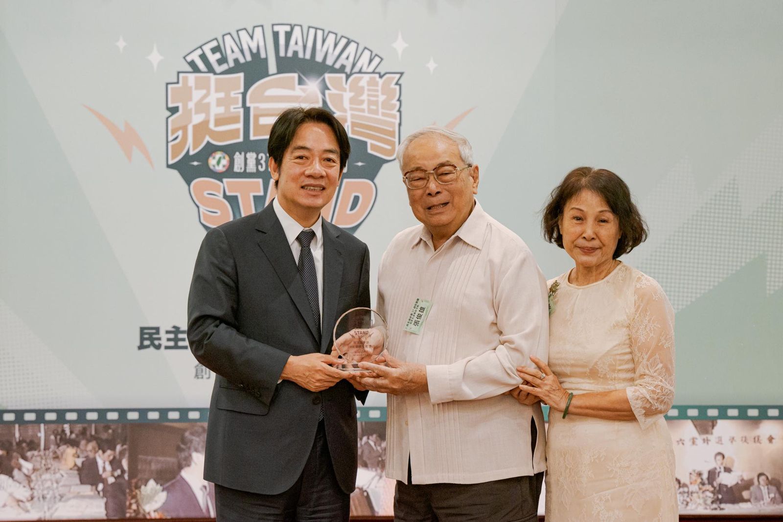 將親頒張俊雄褒揚令 賴清德致謝:他是民進黨從政黨員表率