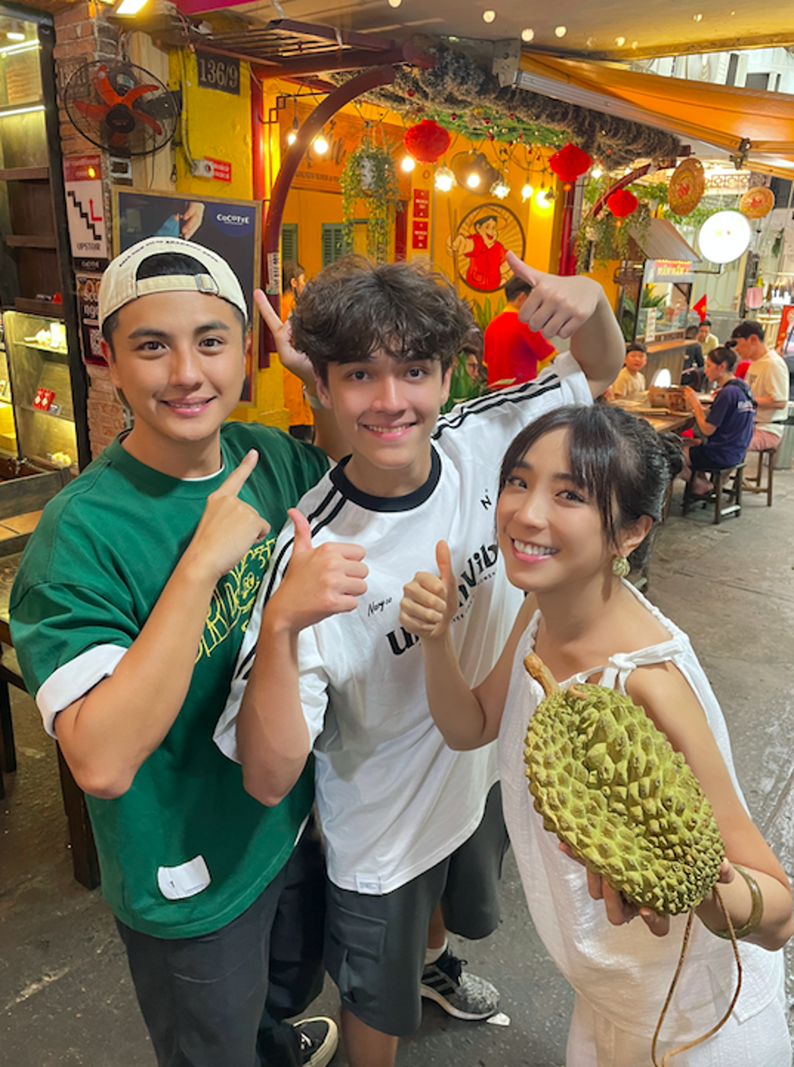 曾子余、梁舒涵和Dylan飛越南為高雄啤酒節下酒菜搜羅美食。寬寬整合行銷提供