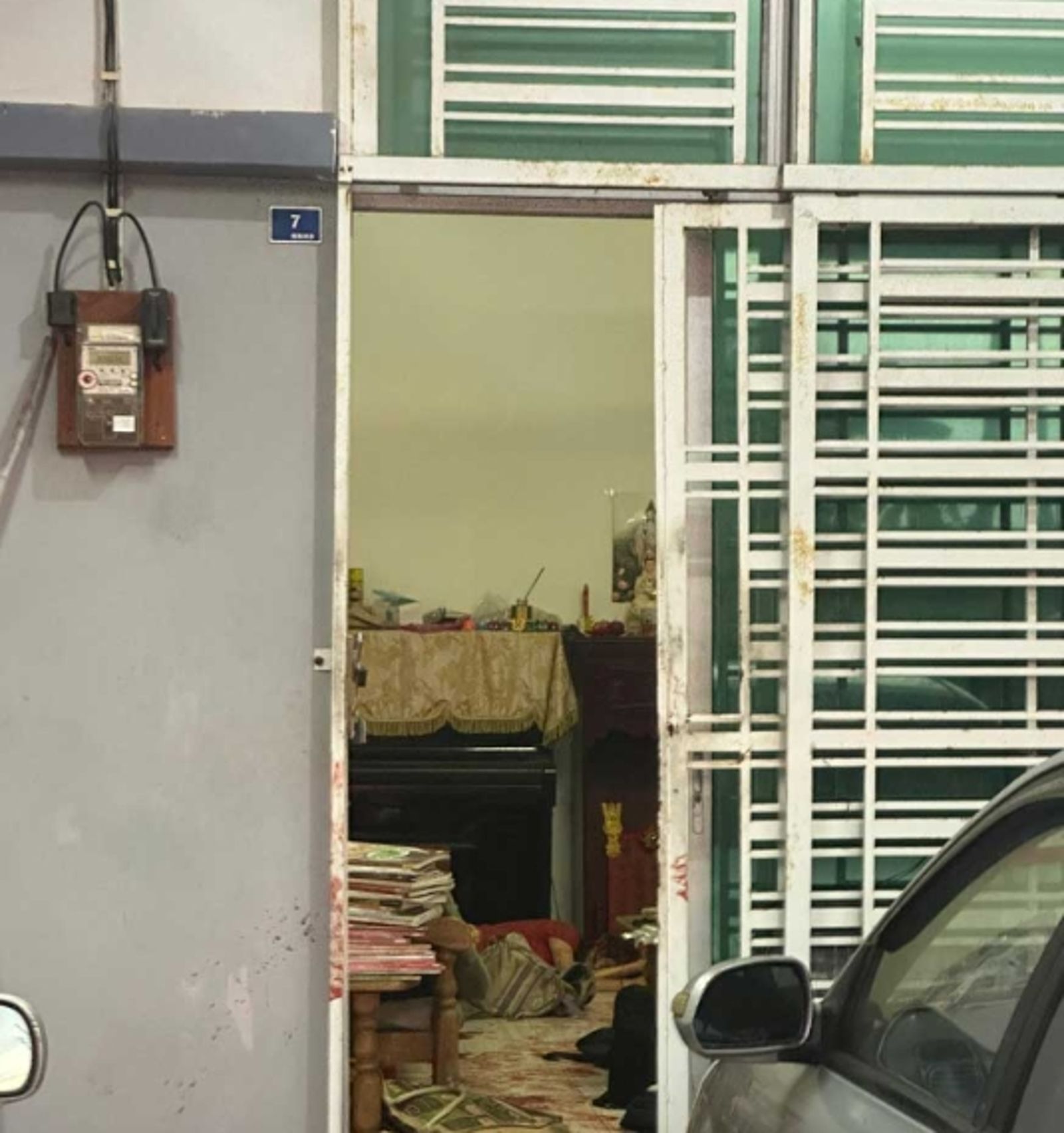 住家外血跡斑斑。圖／翻攝自中國報