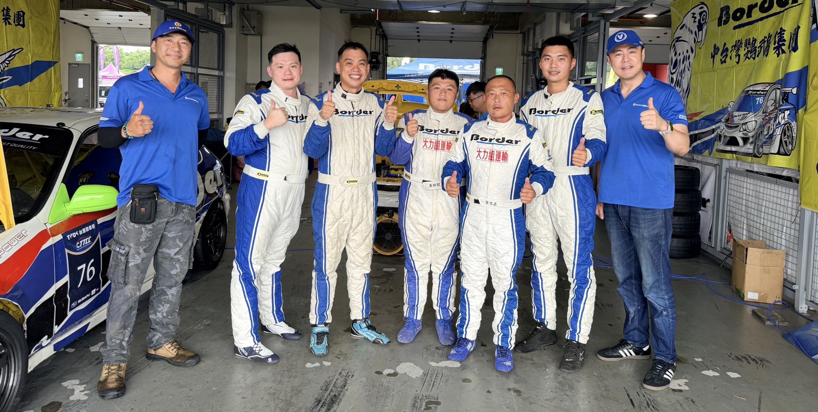 劉至翰（右）與賽車隊合影。民視提供