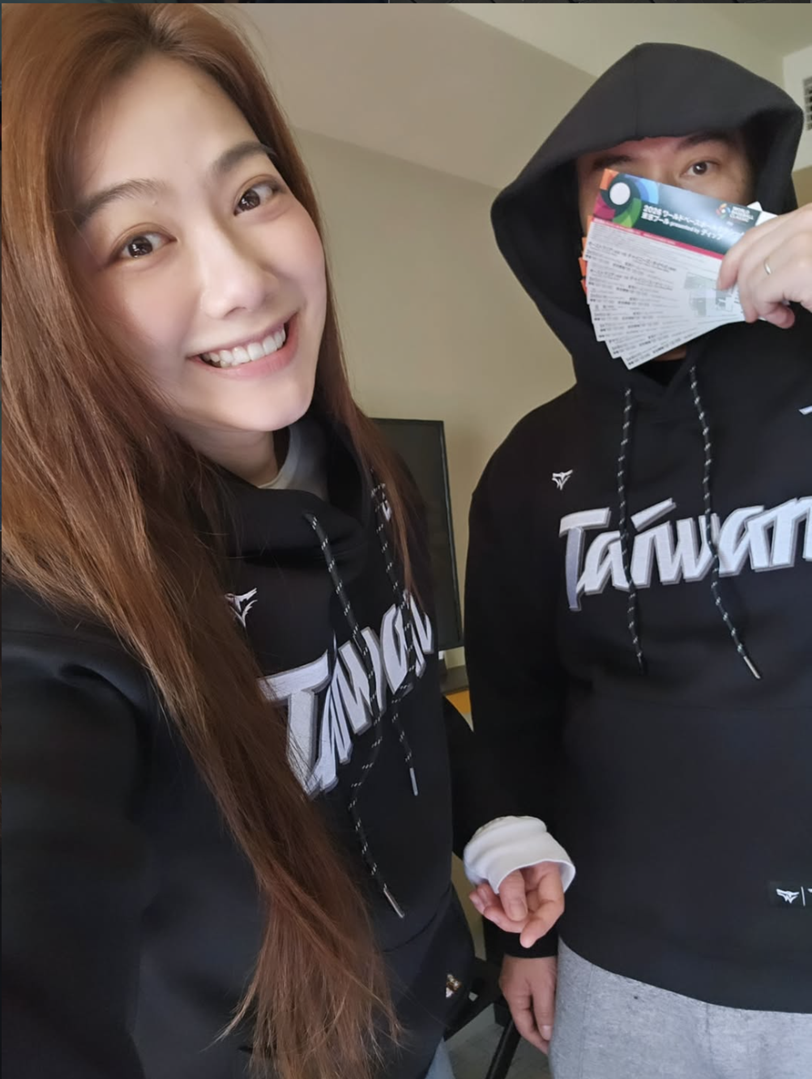 邵庭（左）與老公到東京支持台灣隊。翻攝IG @ting.talk