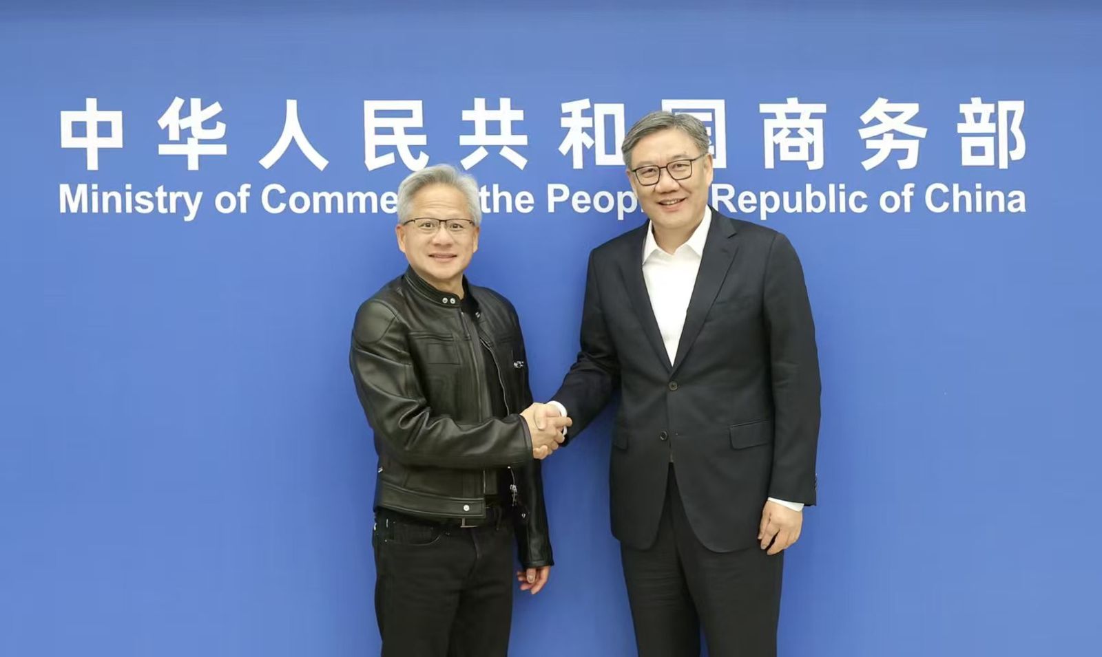 黃仁勳「集郵」陸官員再添一人：陸商務部長王文濤　黃讚陸AI市場極具吸引力