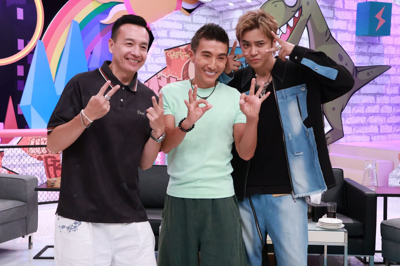 小鐘(左起)、潘若迪、羅志祥合照。中天提供