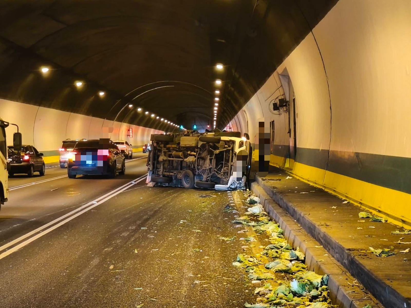 國道切換車道不慎翻覆　滿車青菜慘變「在地食材」

