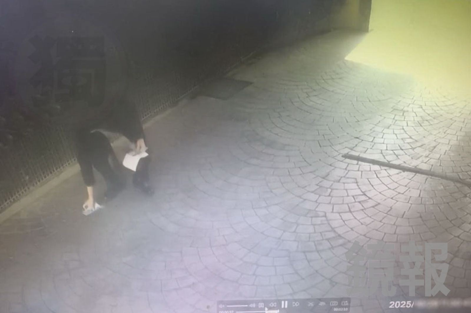 櫃台人員默默撿起地上的現金，並將情況回報主管。業者提供