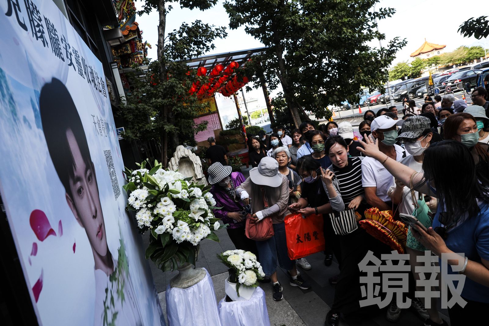 當天吸引100粉絲到場一同悼念于朦朧。鄒保祥攝