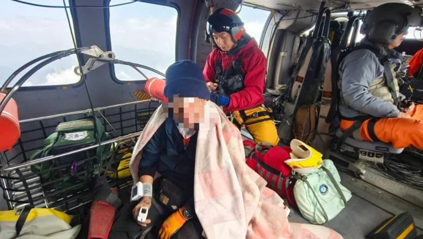 63歲男登秀姑巒山慘摔碎石坡！「頭部重創」大噴血　黑鷹直升機急吊掛救命