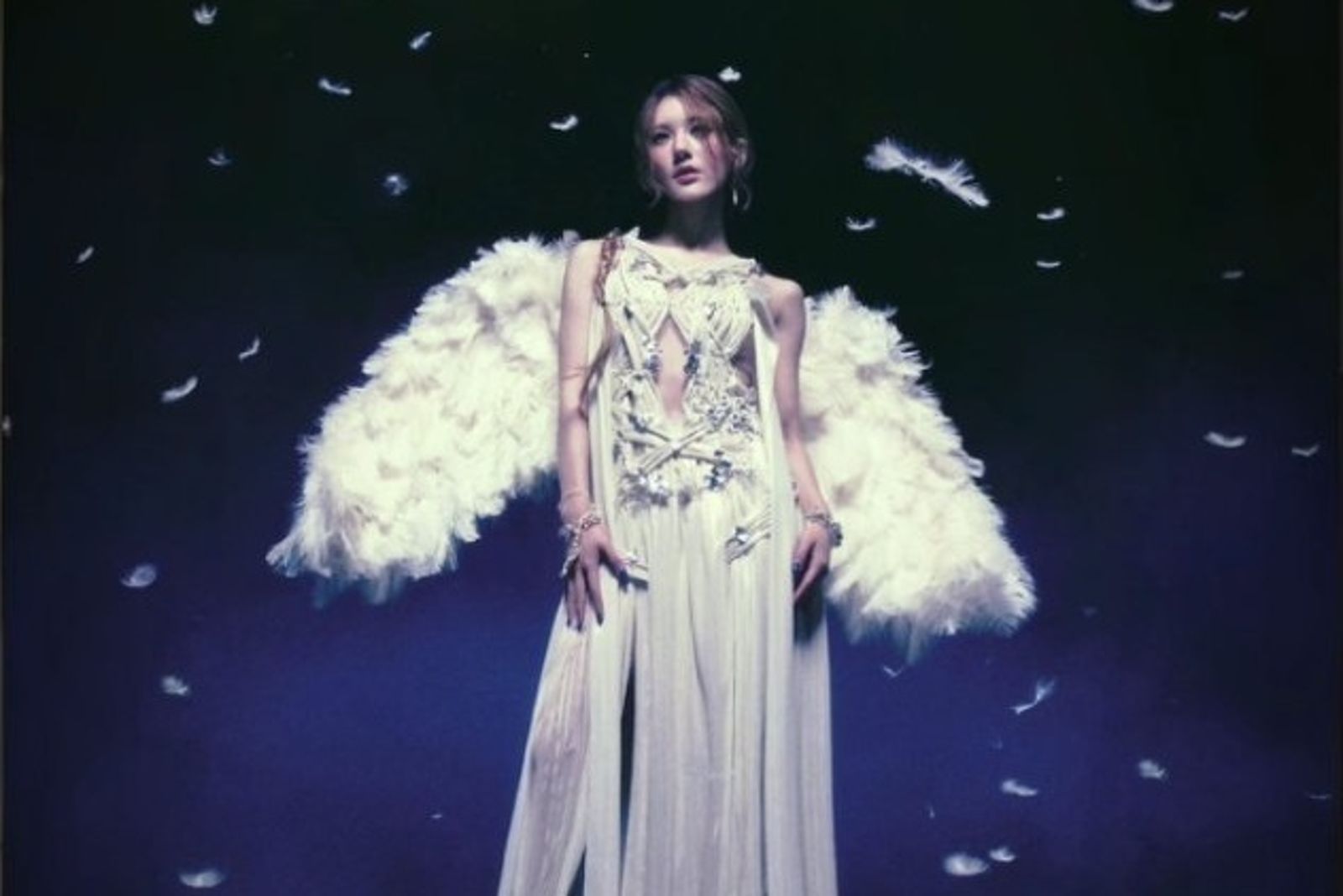 趙露思免賠17億「贖身」成功！突襲發英文單曲　暗黑造型美翻