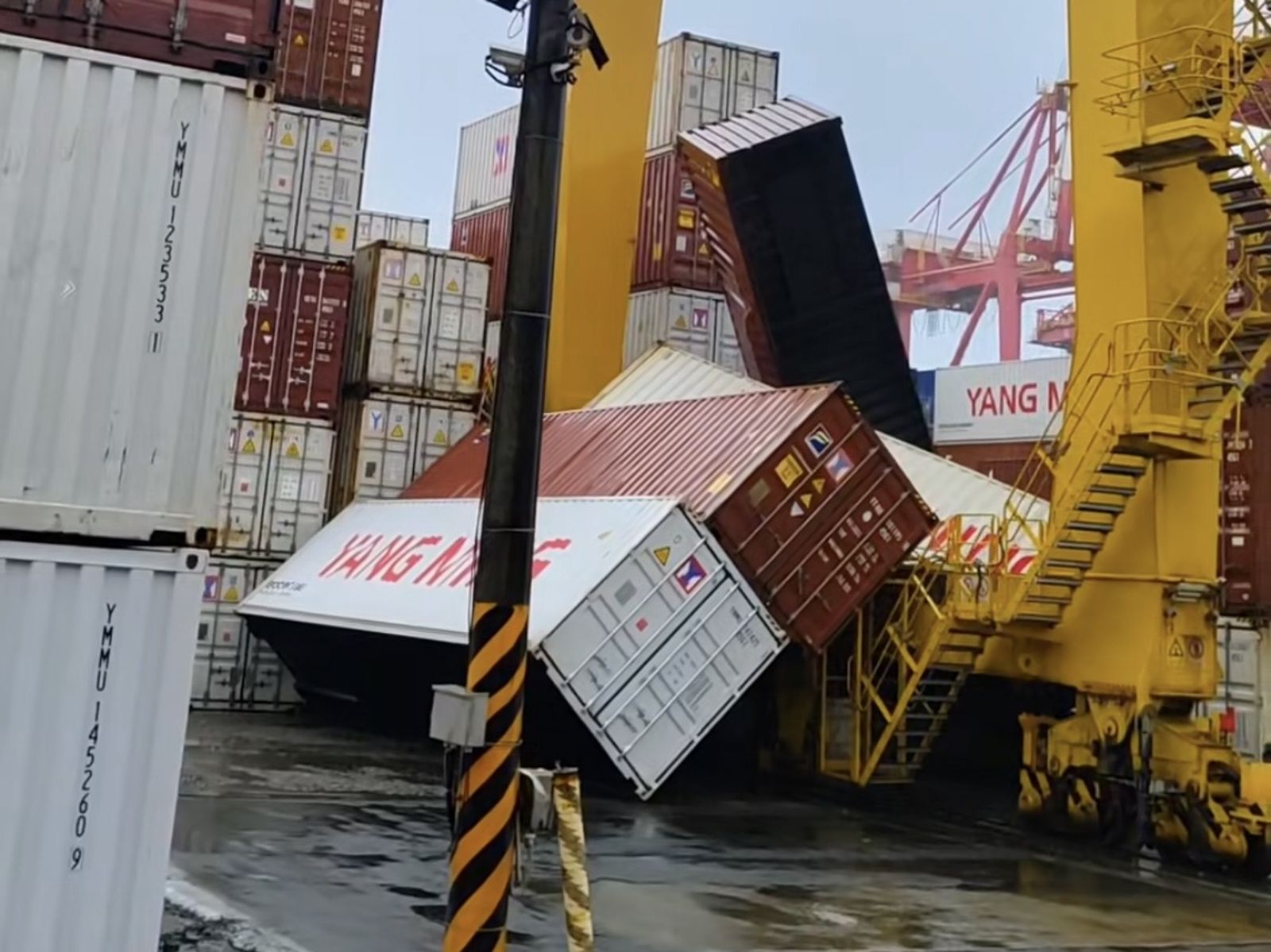 白海豚發威!基隆港貨櫃場「整排倒塌」 數十噸貨櫃險砸機具