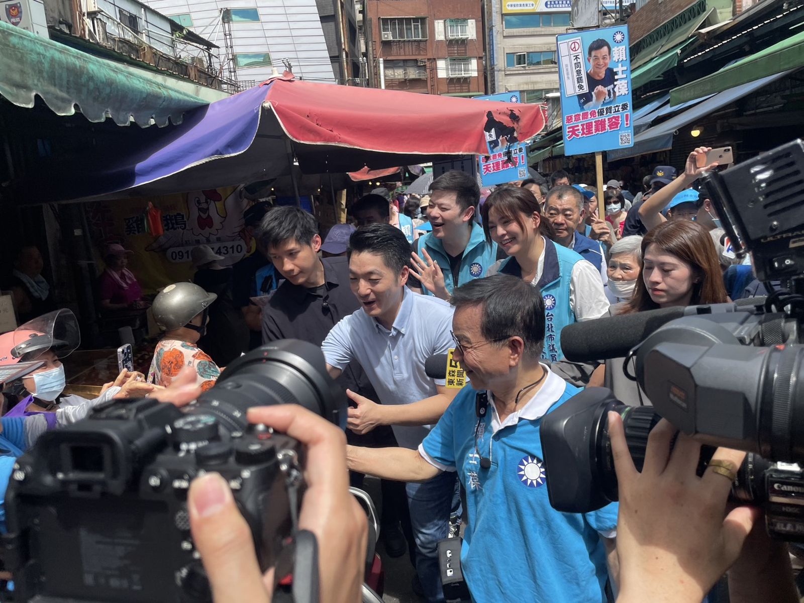 蔣萬安合體賴士葆掃街反罷免　路過民眾嗆聲「大罷免大成功」