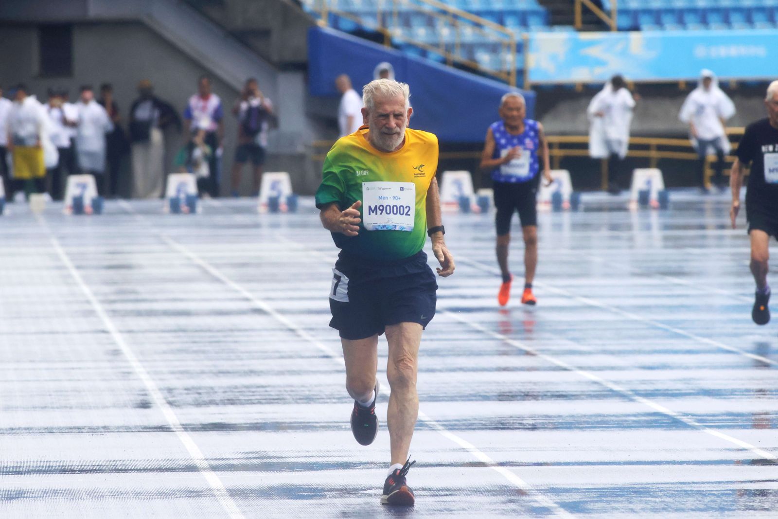 昆凌爺爺 Laurence Quinlivan 100公尺以21秒20完賽。2025 雙北世壯運執委會提供