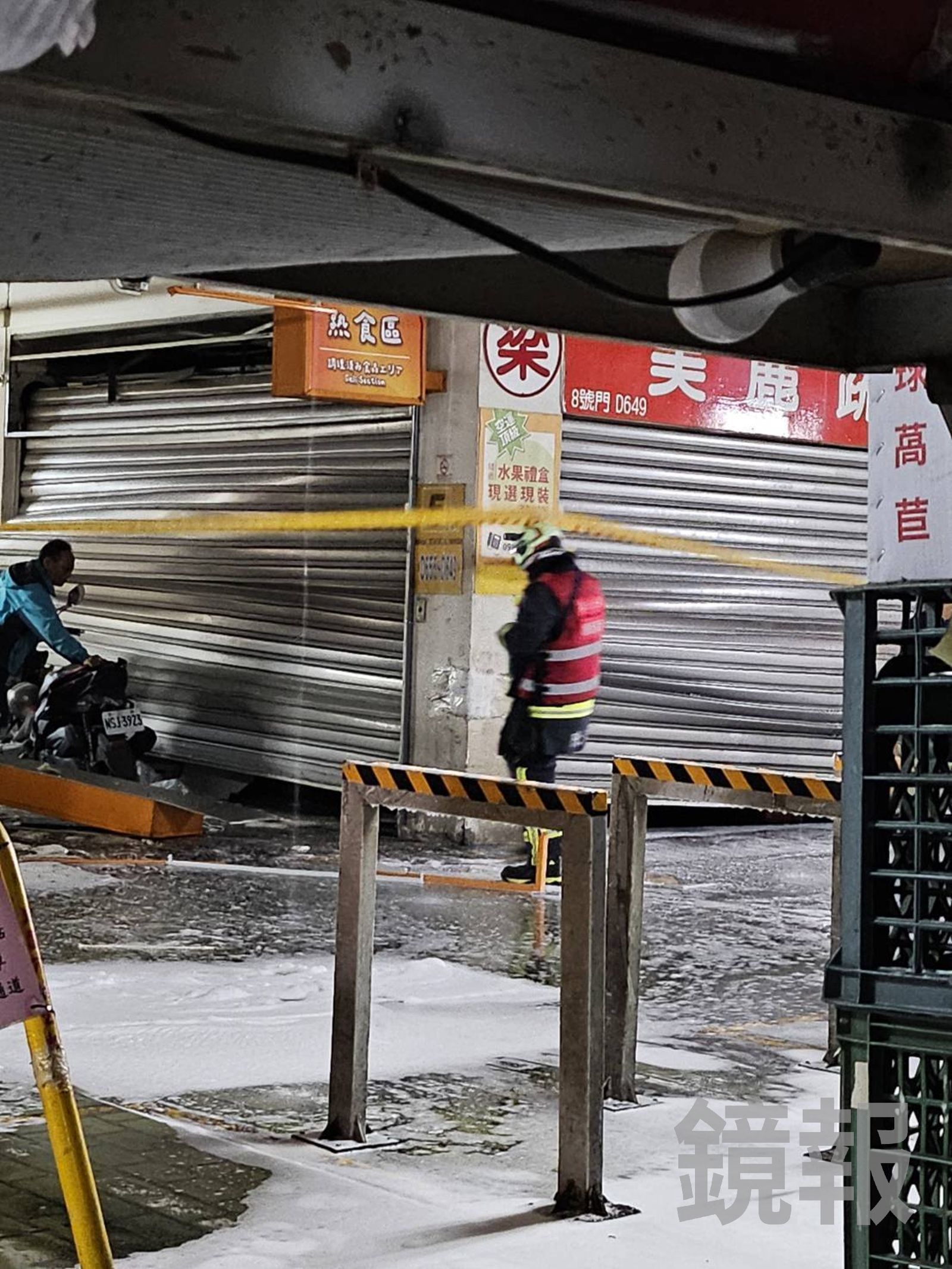 爆炸威力驚人，連鐵捲門也變形翹起。民眾提供