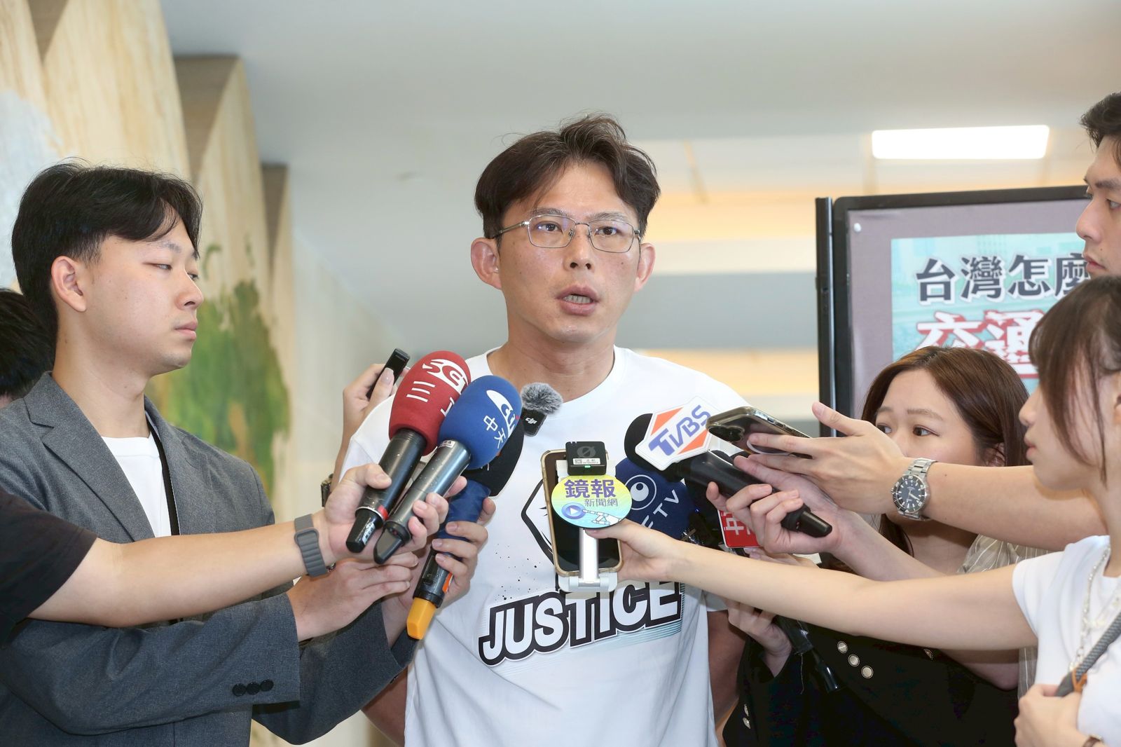 國民黨部分立委未連署廢監院　黃國昌：不排除和朱立倫會面交換意見