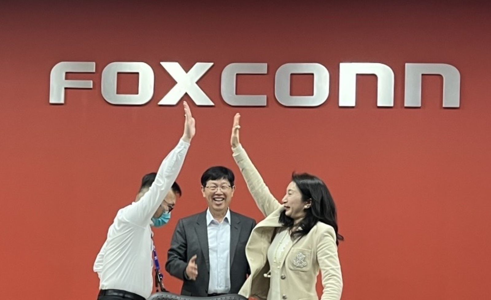 鴻海輪值執行長：AI伺服器今年營收首度破兆元　全年營收成長看俏